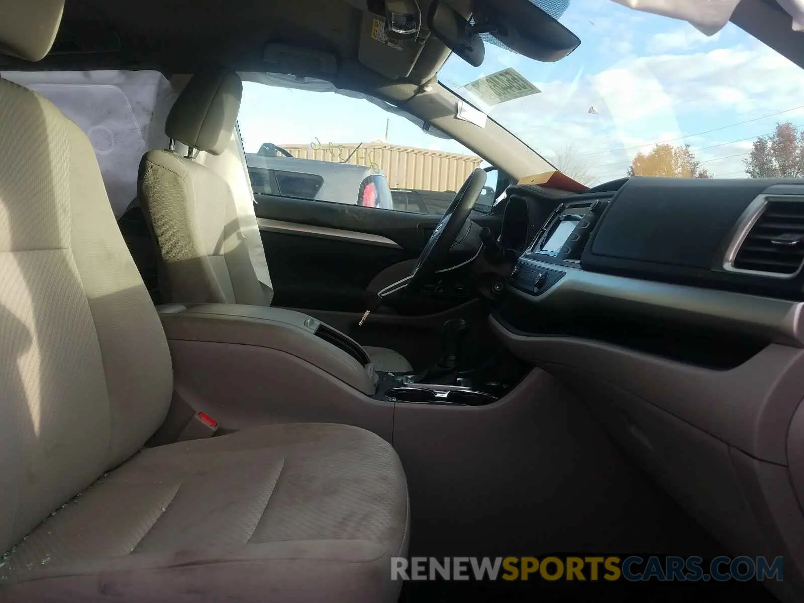 5 fotografías del automóvil dañado 5TDZARFH0KS043341 TOYOTA HIGHLANDER 2019