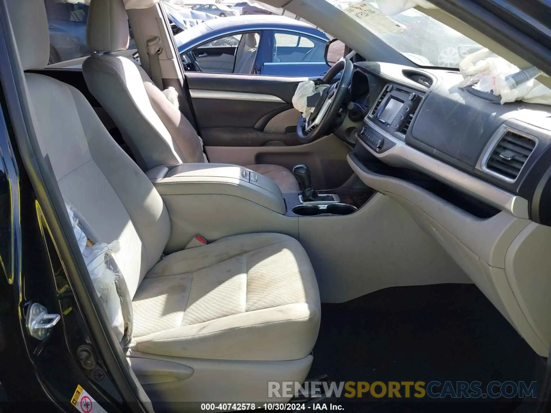 5 fotografías del automóvil dañado 5TDZARFH0KS057448 TOYOTA HIGHLANDER 2019