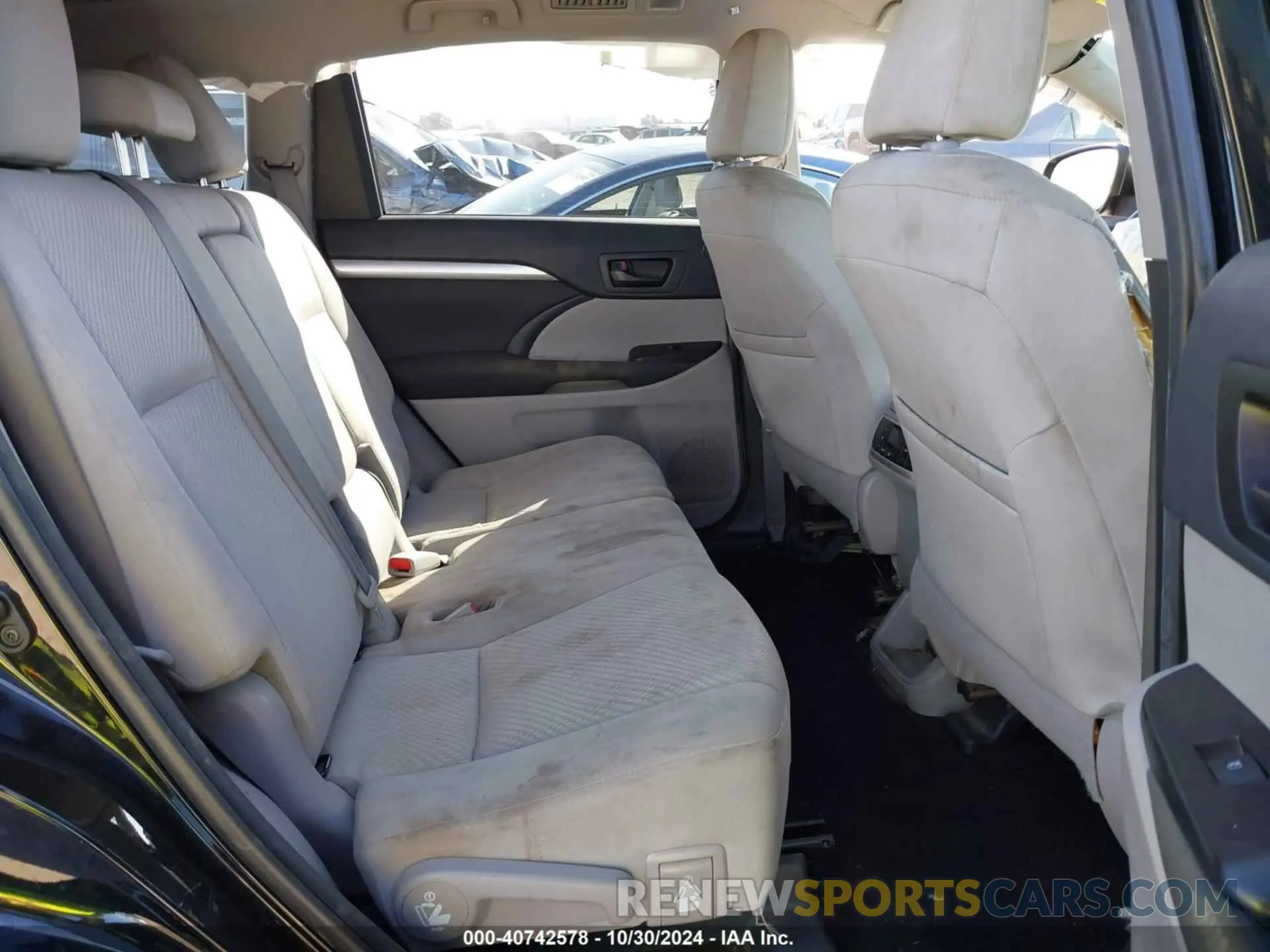 8 fotografías del automóvil dañado 5TDZARFH0KS057448 TOYOTA HIGHLANDER 2019
