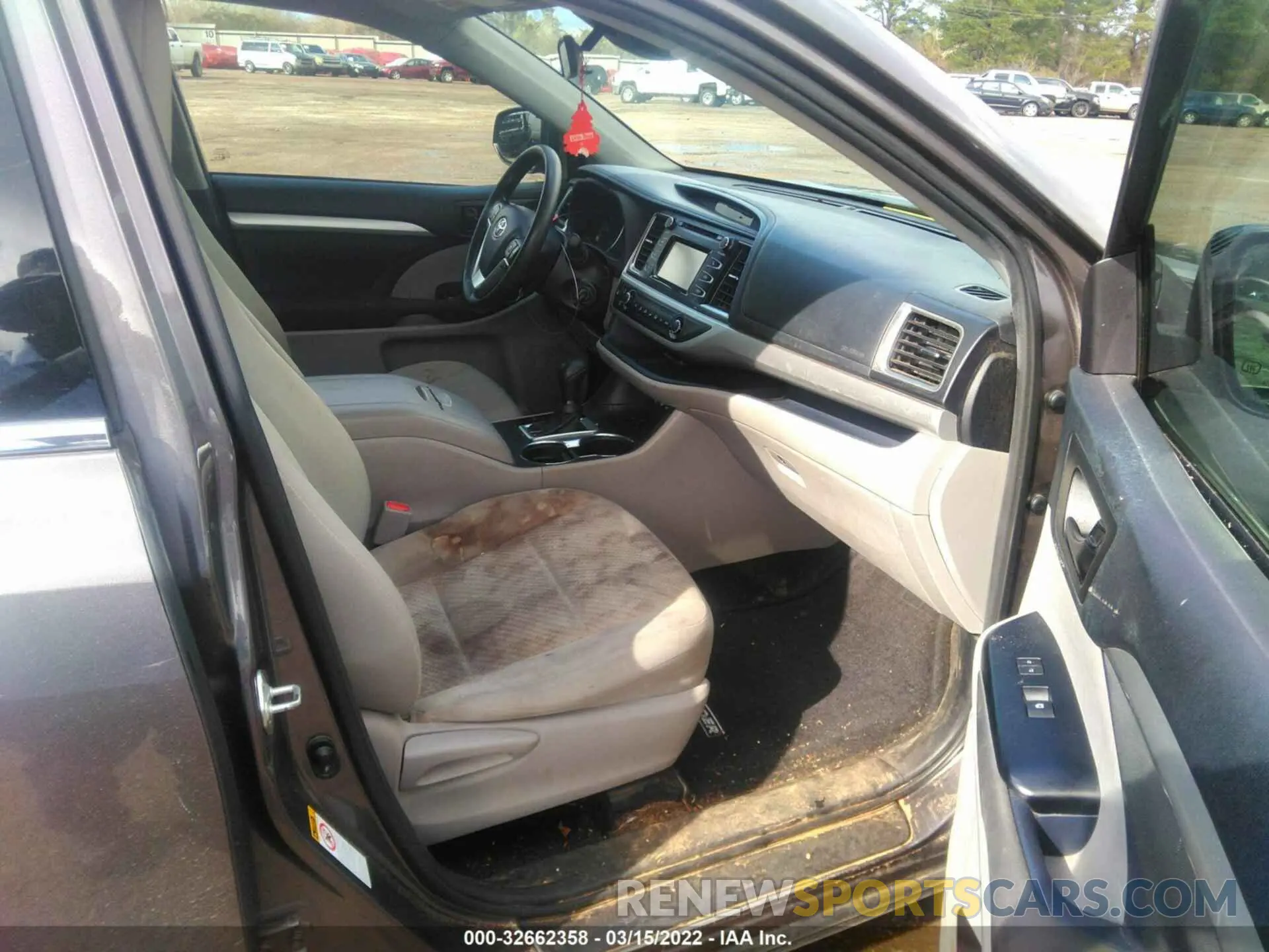 5 fotografías del automóvil dañado 5TDZARFH1KS045664 TOYOTA HIGHLANDER 2019