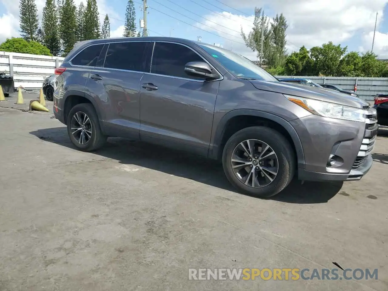 4 fotografías del automóvil dañado 5TDZARFH1KS050931 TOYOTA HIGHLANDER 2019