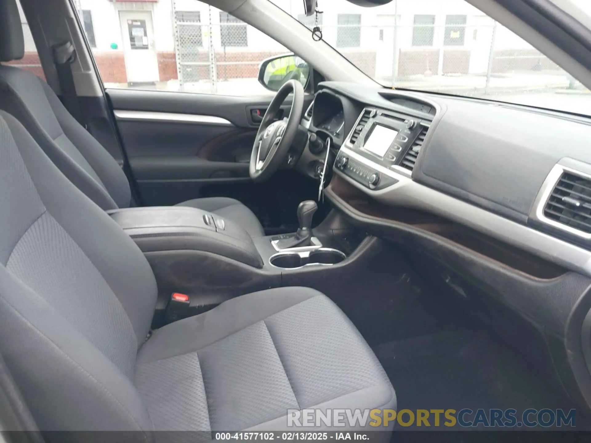 5 fotografías del automóvil dañado 5TDZARFH1KS055739 TOYOTA HIGHLANDER 2019
