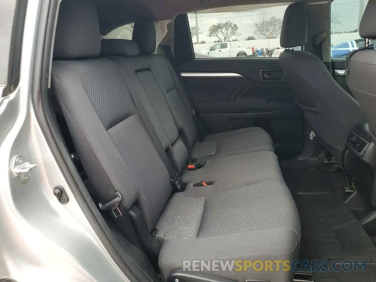 12 fotografías del automóvil dañado 5TDZARFH1KS057443 TOYOTA HIGHLANDER 2019