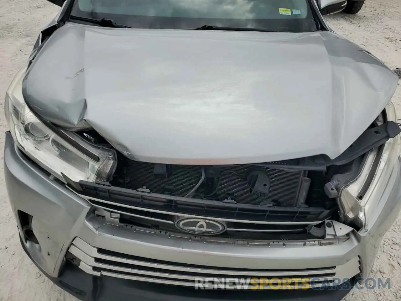 14 fotografías del automóvil dañado 5TDZARFH1KS057443 TOYOTA HIGHLANDER 2019
