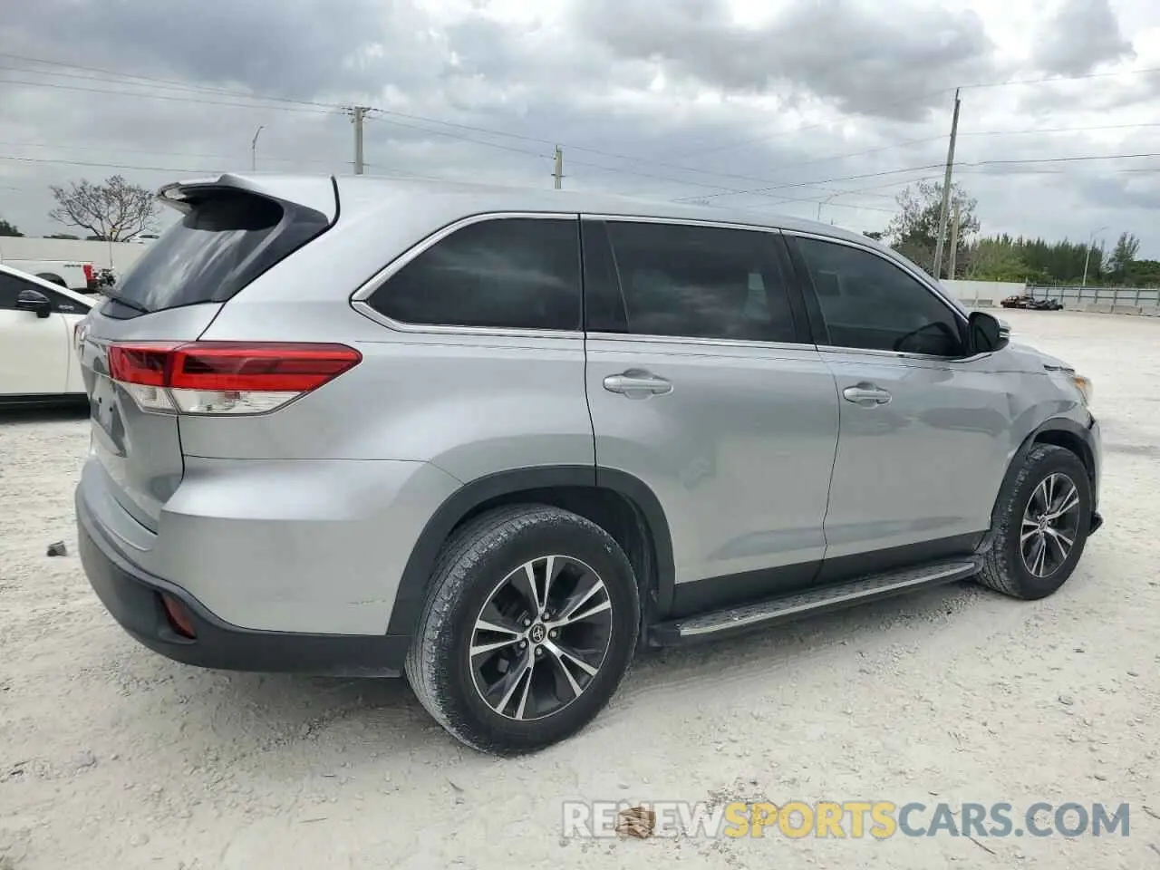 3 fotografías del automóvil dañado 5TDZARFH1KS057443 TOYOTA HIGHLANDER 2019