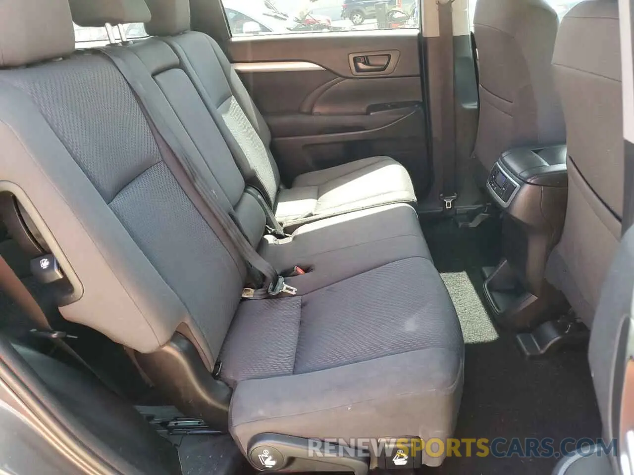 11 fotografías del automóvil dañado 5TDZARFH3KS049540 TOYOTA HIGHLANDER 2019