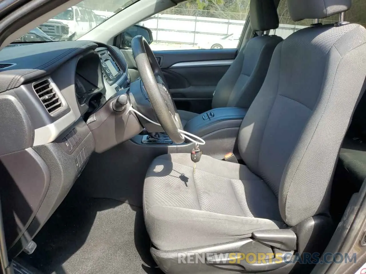 7 fotografías del automóvil dañado 5TDZARFH3KS049540 TOYOTA HIGHLANDER 2019