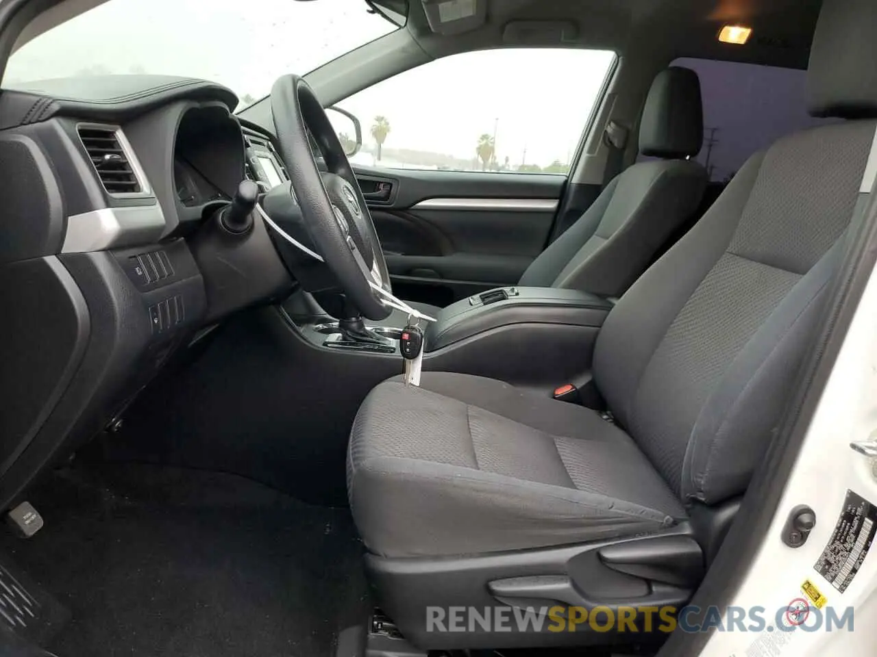 7 fotografías del automóvil dañado 5TDZARFH4KS044475 TOYOTA HIGHLANDER 2019
