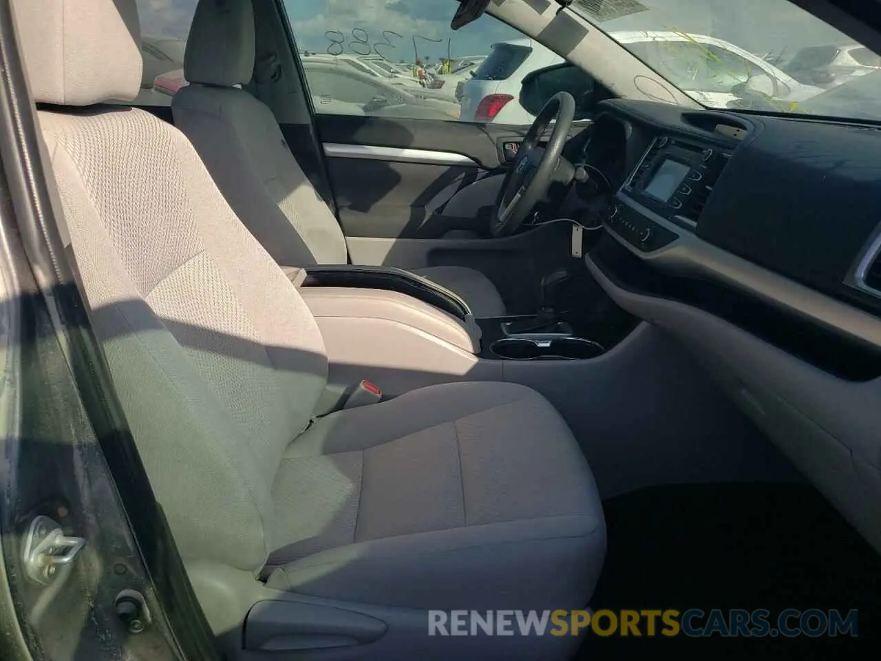 5 fotografías del automóvil dañado 5TDZARFH4KS061616 TOYOTA HIGHLANDER 2019