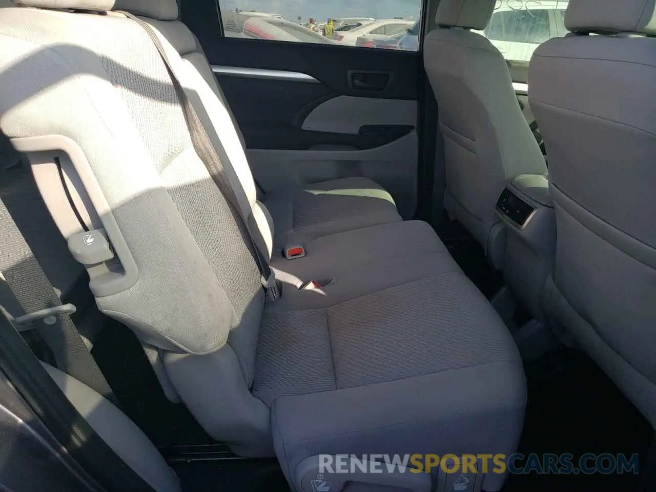 6 fotografías del automóvil dañado 5TDZARFH4KS061616 TOYOTA HIGHLANDER 2019