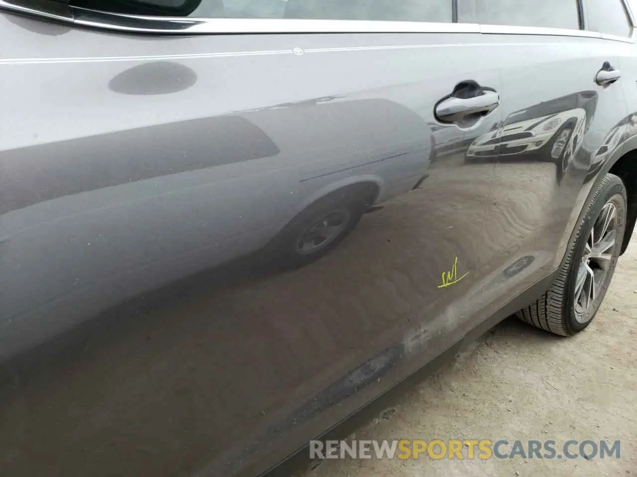 9 fotografías del automóvil dañado 5TDZARFH4KS061616 TOYOTA HIGHLANDER 2019