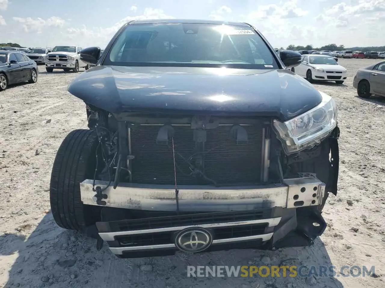 5 fotografías del automóvil dañado 5TDZARFH5KS047501 TOYOTA HIGHLANDER 2019