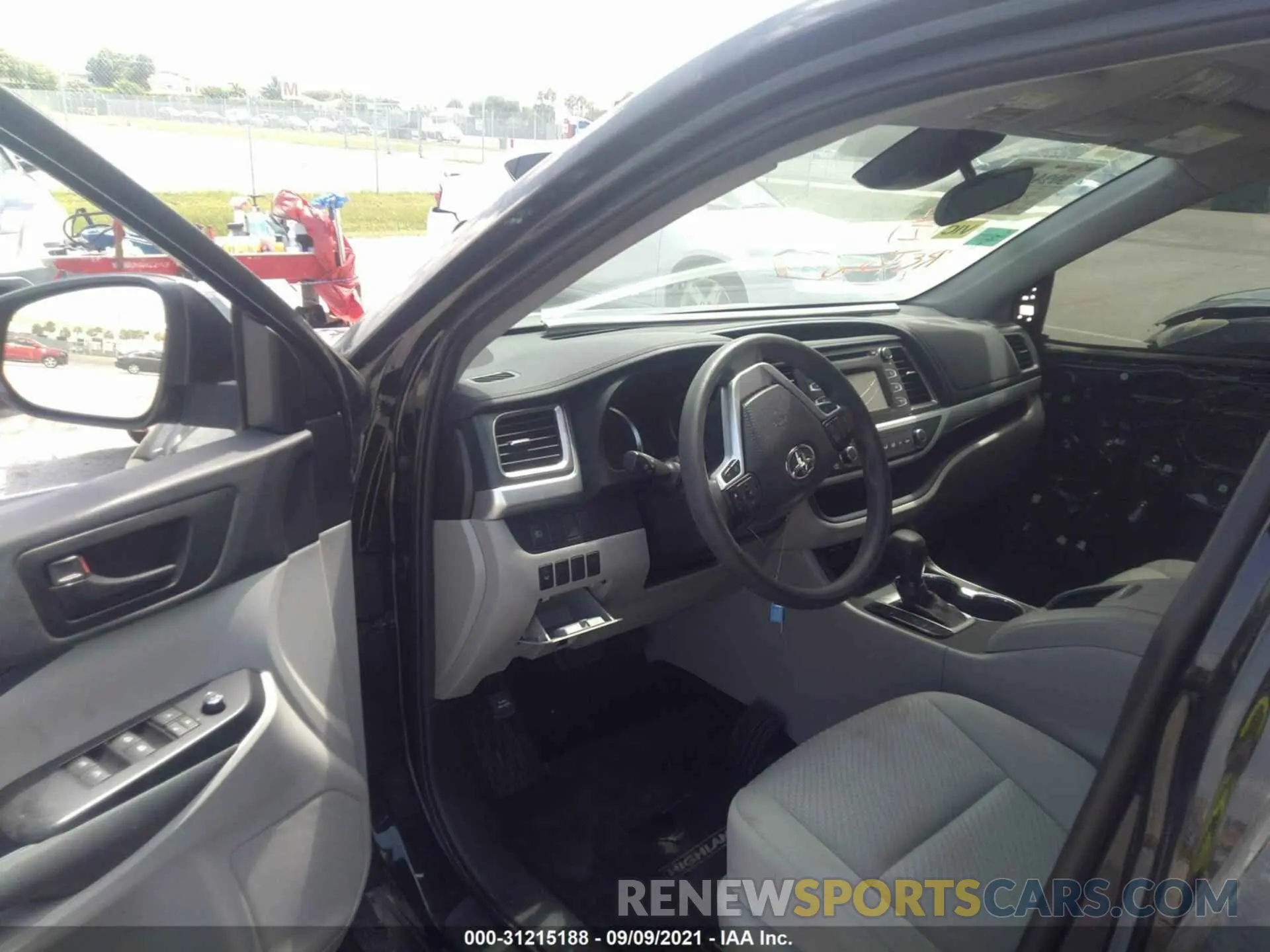 5 fotografías del automóvil dañado 5TDZARFH5KS056005 TOYOTA HIGHLANDER 2019