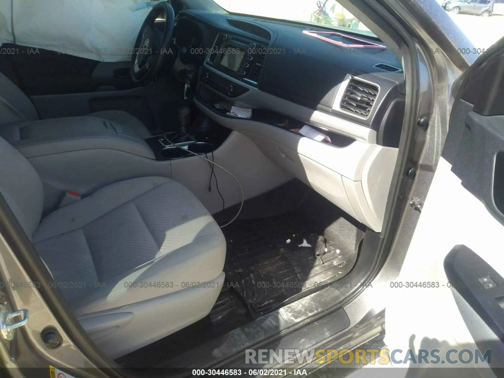 5 fotografías del automóvil dañado 5TDZARFH5KS059342 TOYOTA HIGHLANDER 2019