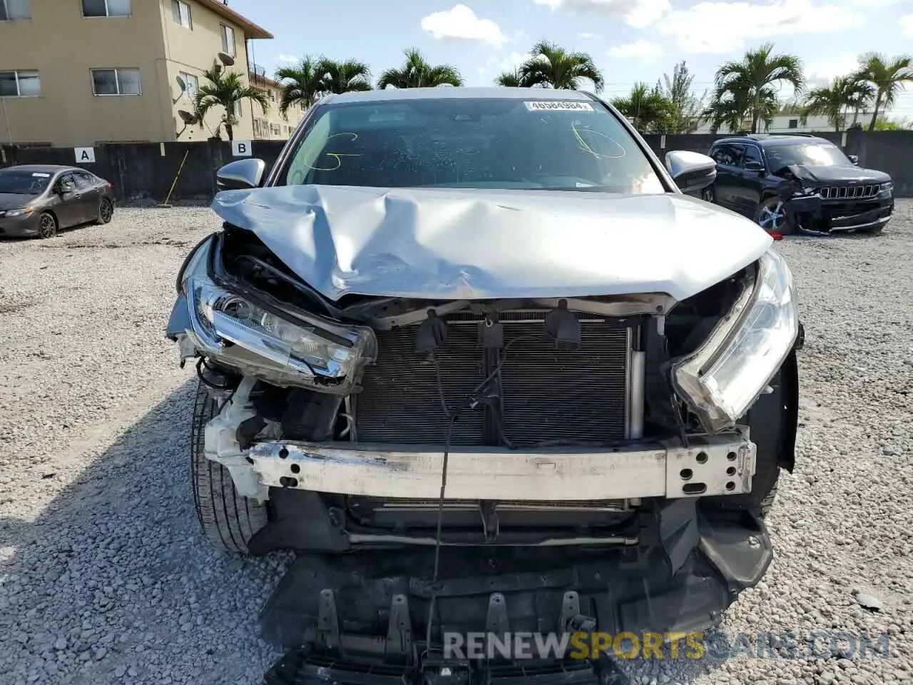 5 fotografías del automóvil dañado 5TDZARFH5KS061639 TOYOTA HIGHLANDER 2019