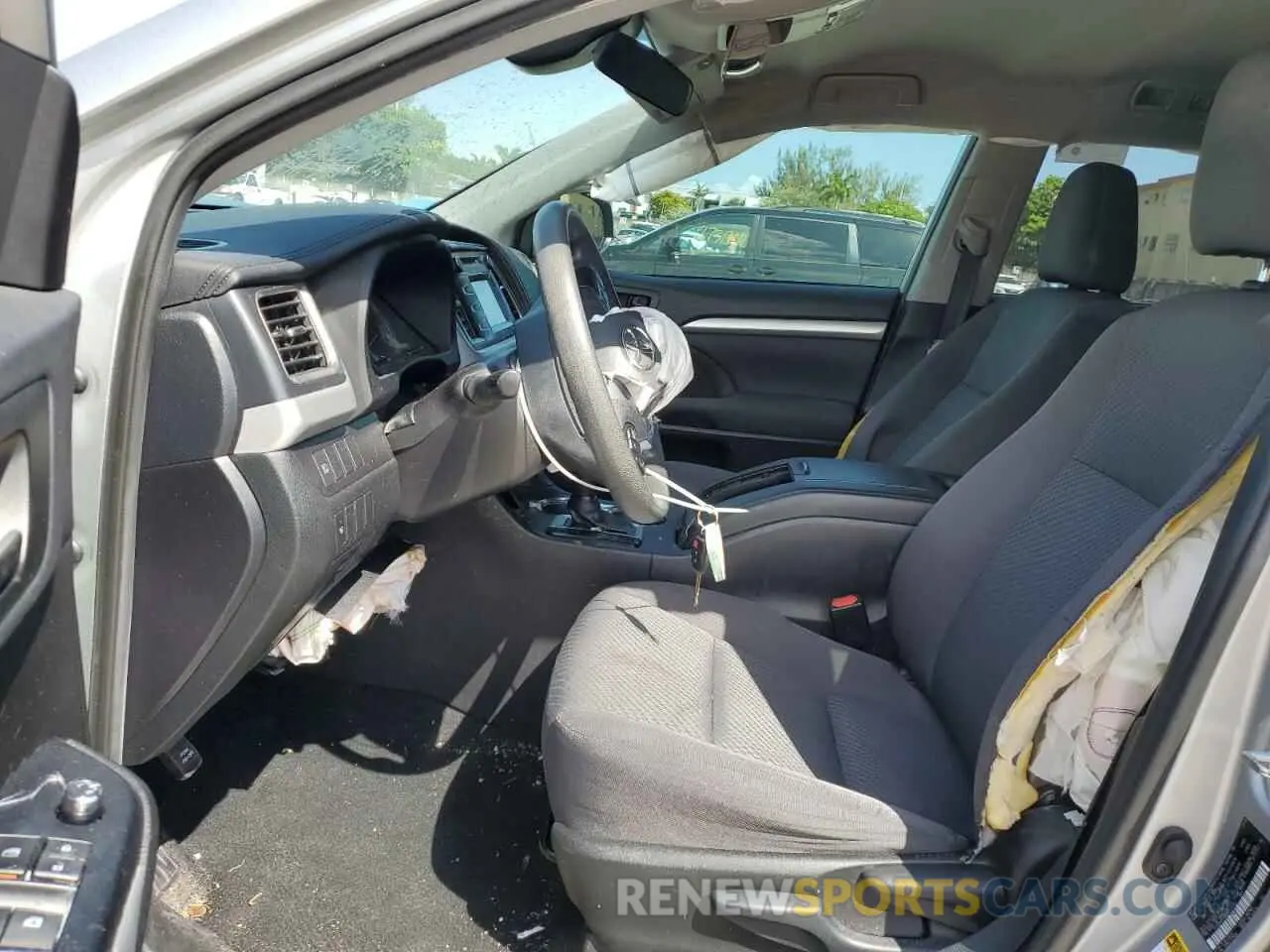 7 fotografías del automóvil dañado 5TDZARFH5KS061639 TOYOTA HIGHLANDER 2019