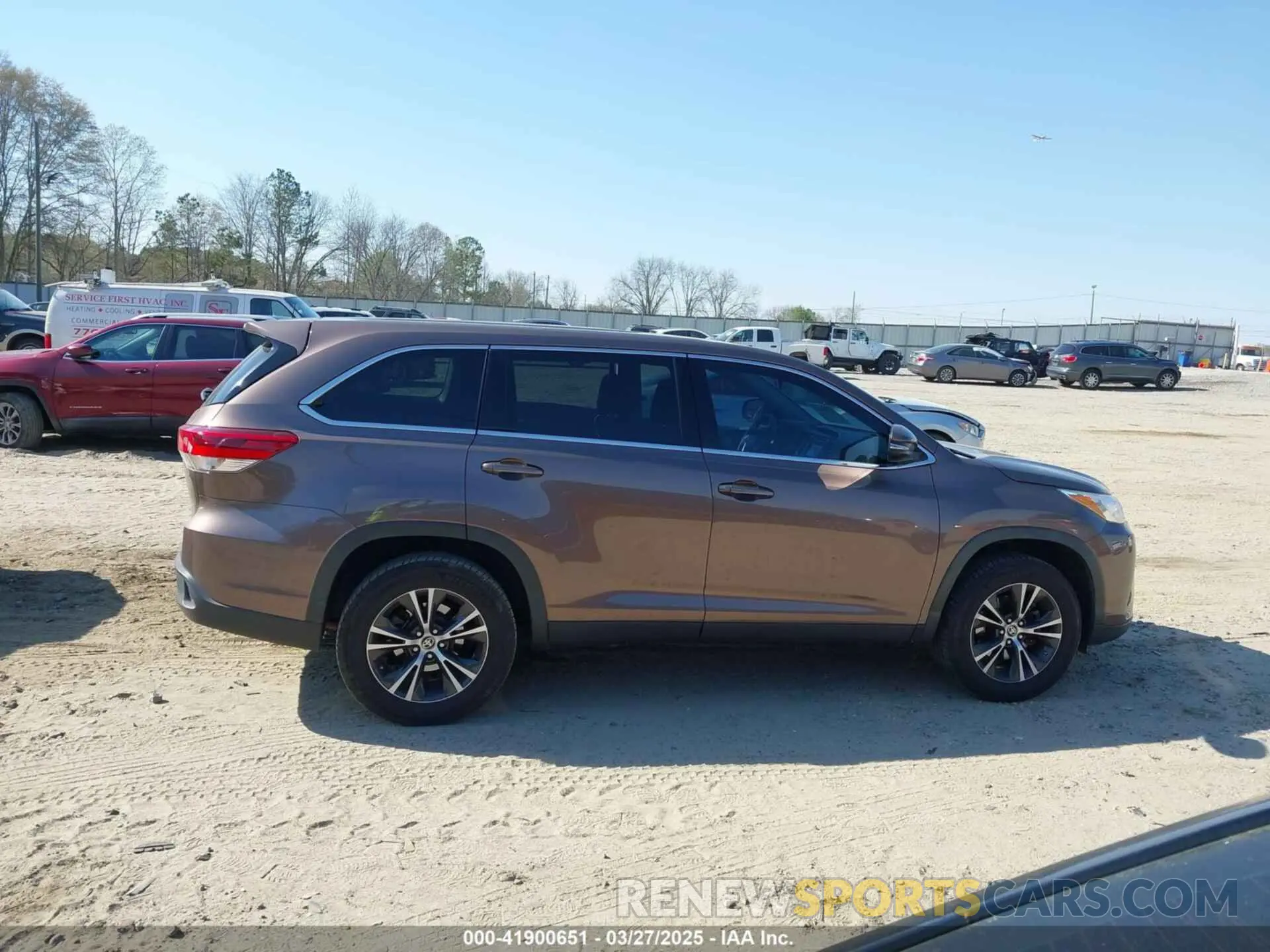 13 fotografías del automóvil dañado 5TDZARFH7KS060251 TOYOTA HIGHLANDER 2019