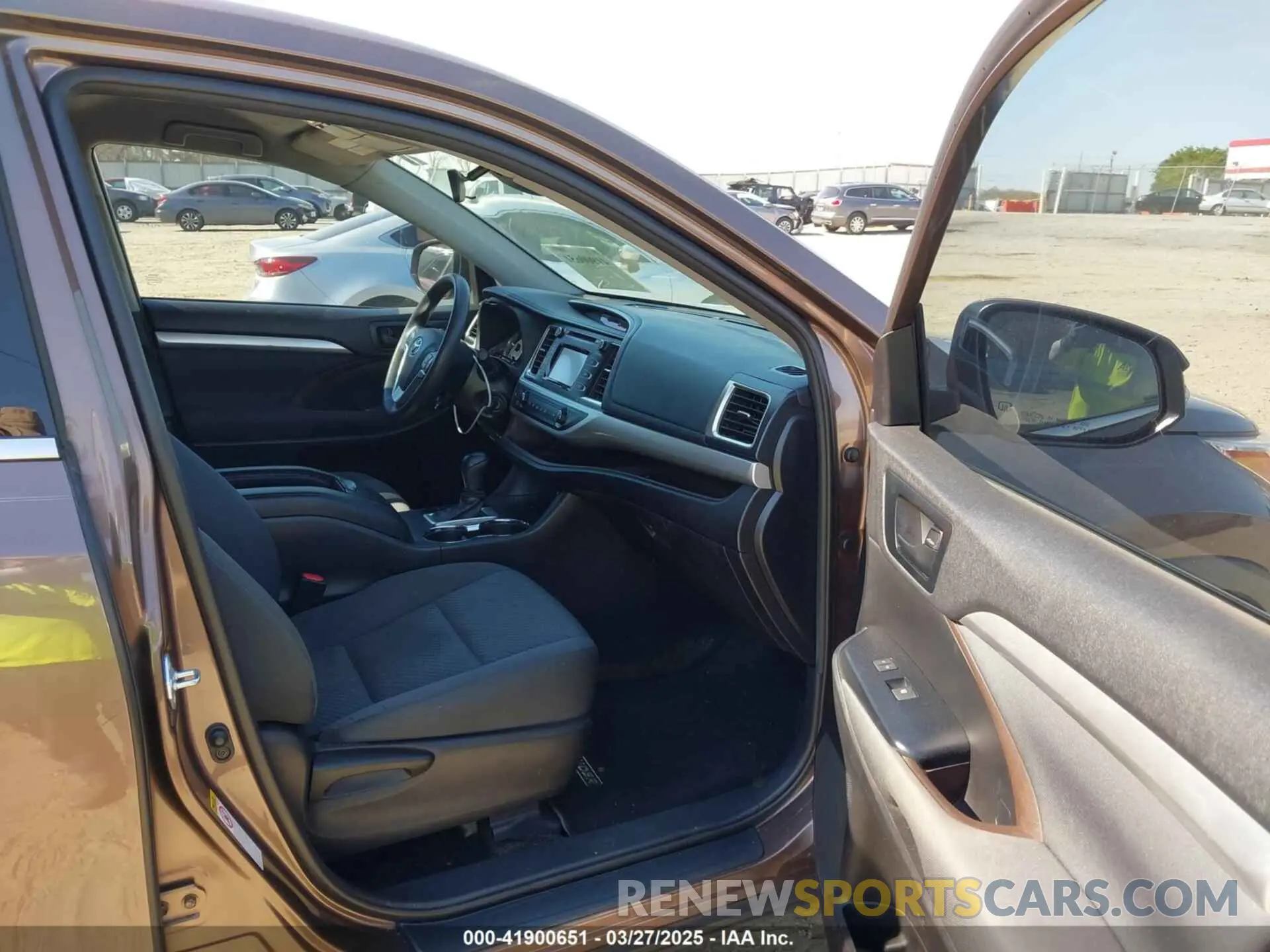 5 fotografías del automóvil dañado 5TDZARFH7KS060251 TOYOTA HIGHLANDER 2019