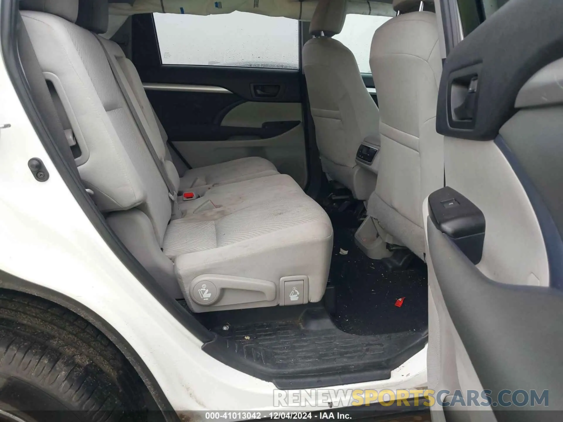 8 fotografías del automóvil dañado 5TDZARFH8KS042289 TOYOTA HIGHLANDER 2019