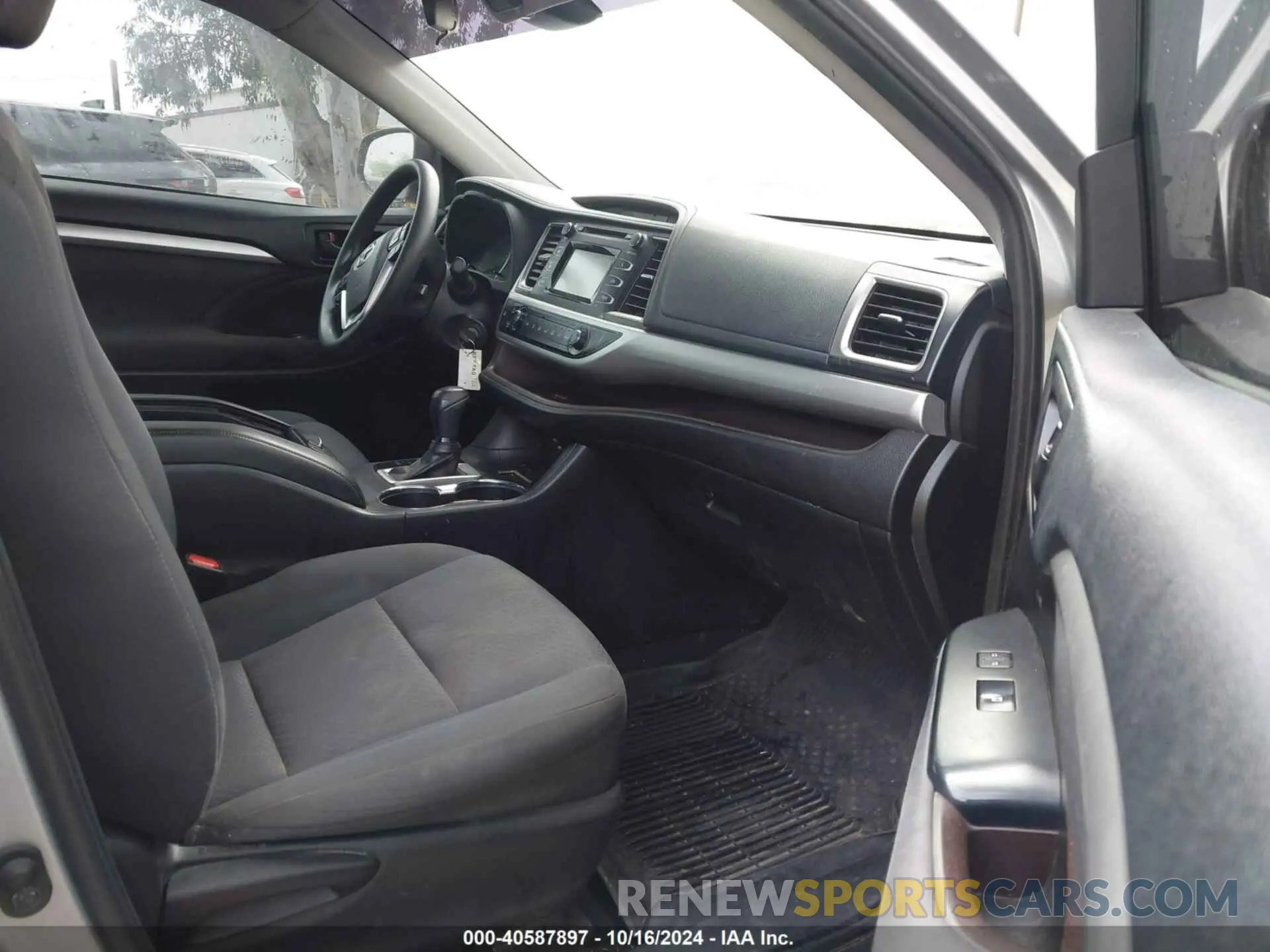 5 fotografías del automóvil dañado 5TDZARFH8KS043488 TOYOTA HIGHLANDER 2019