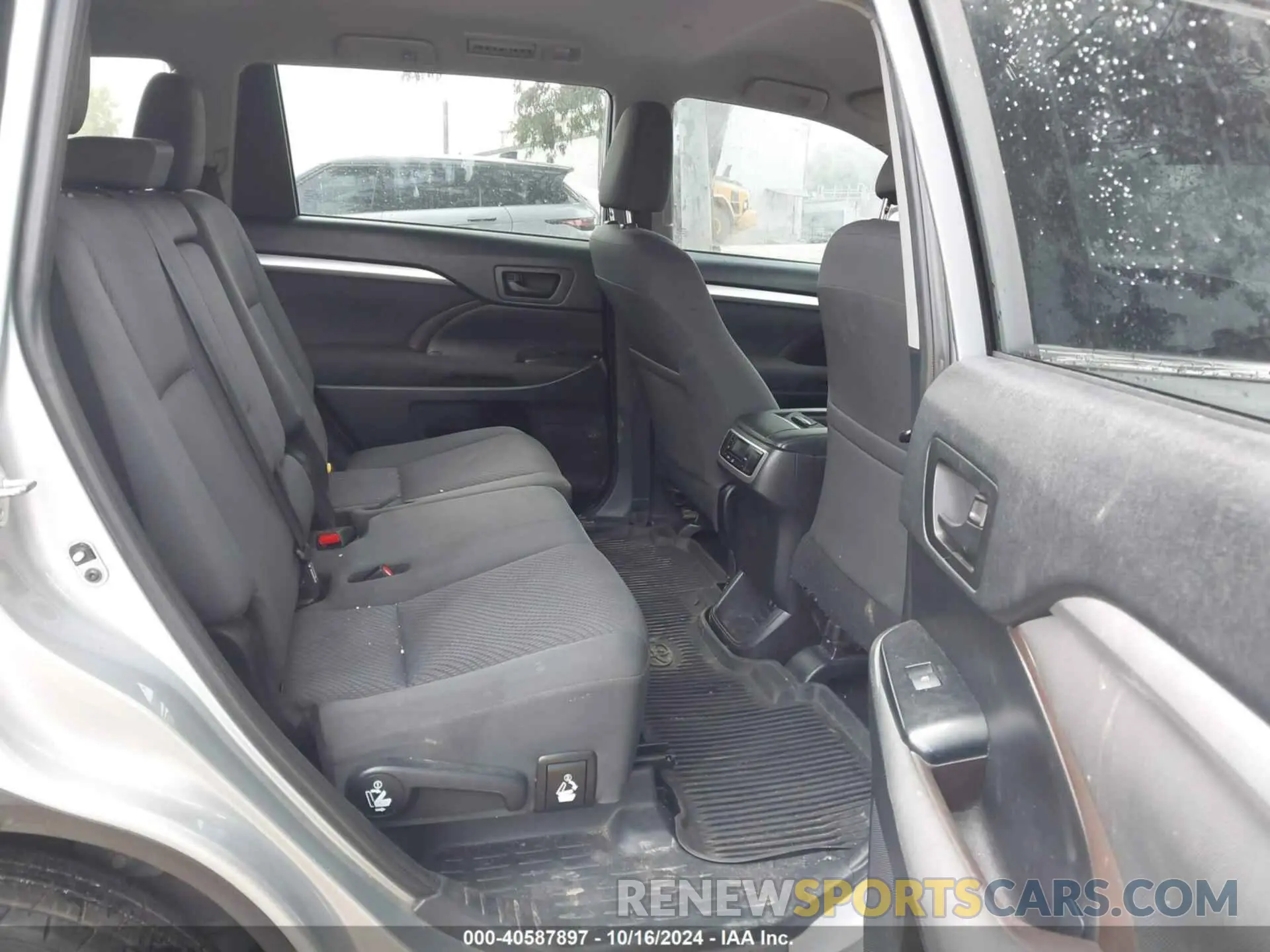 8 fotografías del automóvil dañado 5TDZARFH8KS043488 TOYOTA HIGHLANDER 2019