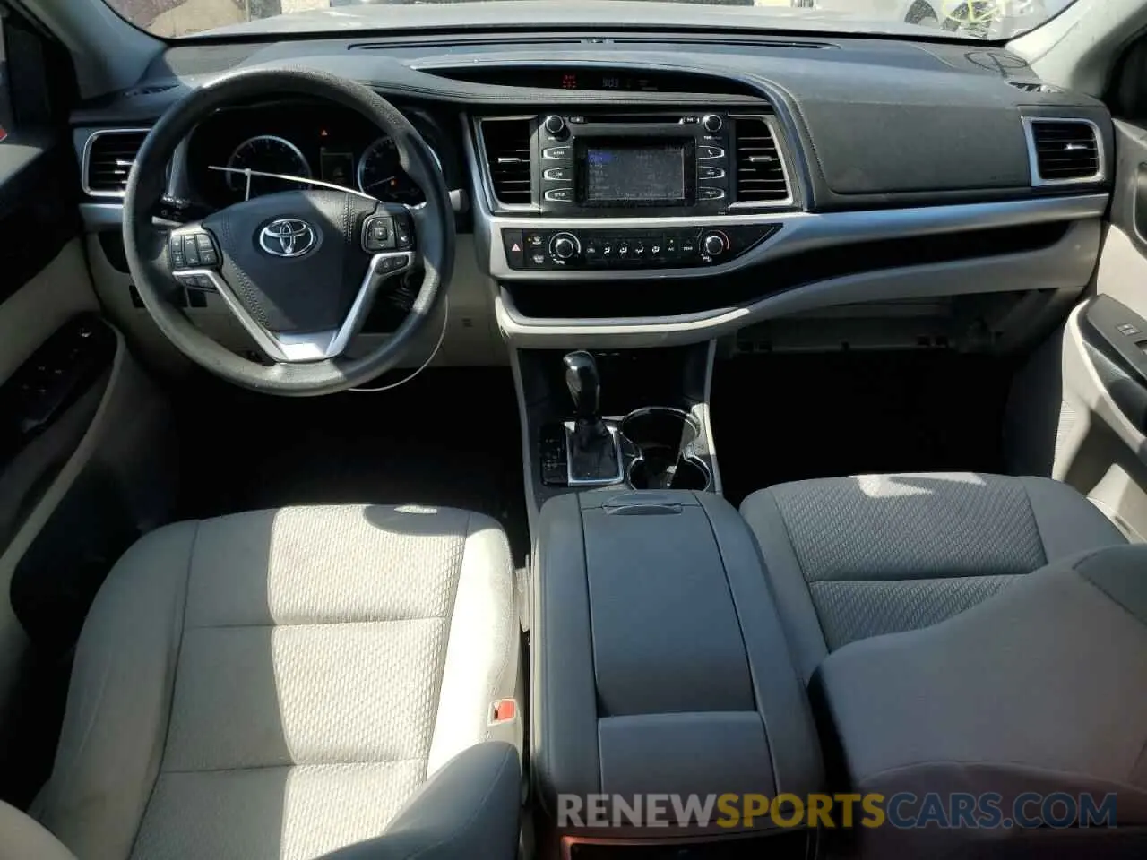 8 fotografías del automóvil dañado 5TDZARFH8KS061246 TOYOTA HIGHLANDER 2019