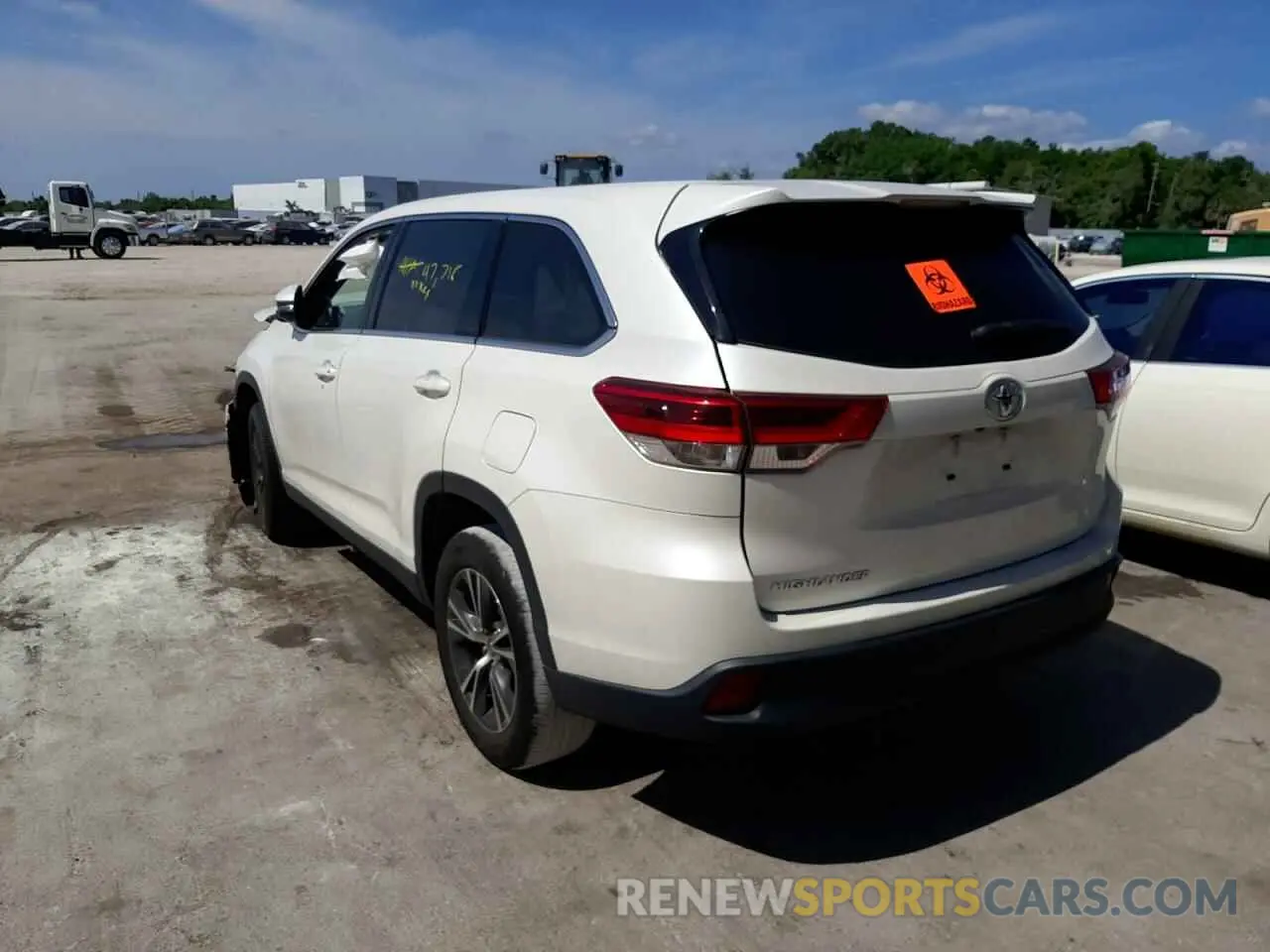 3 fotografías del automóvil dañado 5TDZARFH9KS045797 TOYOTA HIGHLANDER 2019