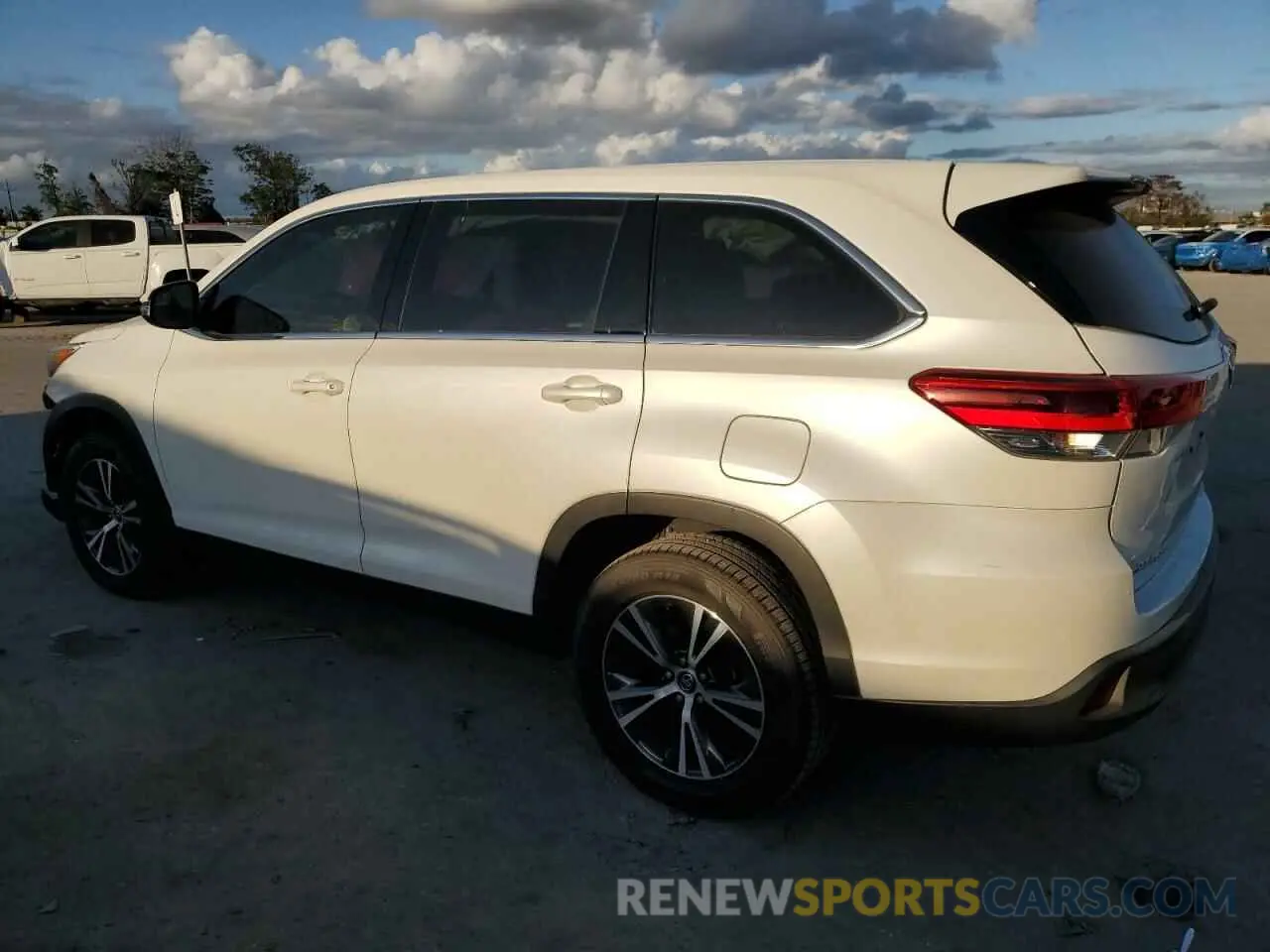2 fotografías del automóvil dañado 5TDZARFHXKS055075 TOYOTA HIGHLANDER 2019