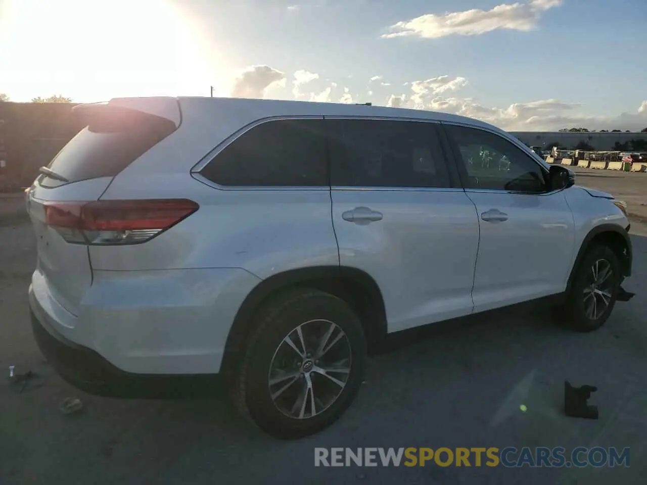 3 fotografías del automóvil dañado 5TDZARFHXKS055075 TOYOTA HIGHLANDER 2019