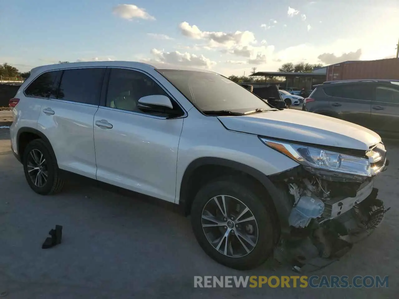 4 fotografías del automóvil dañado 5TDZARFHXKS055075 TOYOTA HIGHLANDER 2019