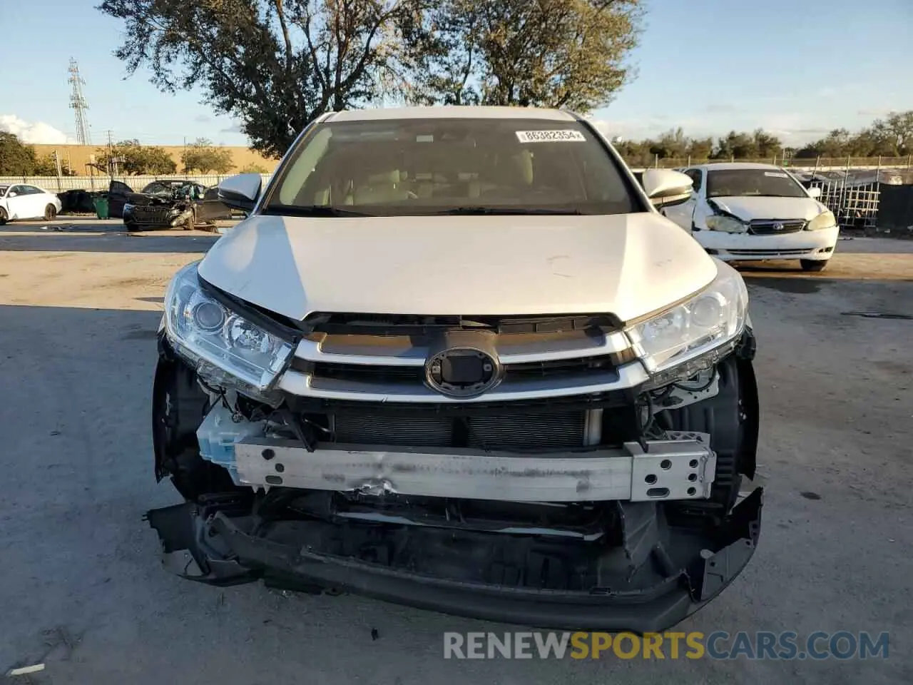 5 fotografías del automóvil dañado 5TDZARFHXKS055075 TOYOTA HIGHLANDER 2019