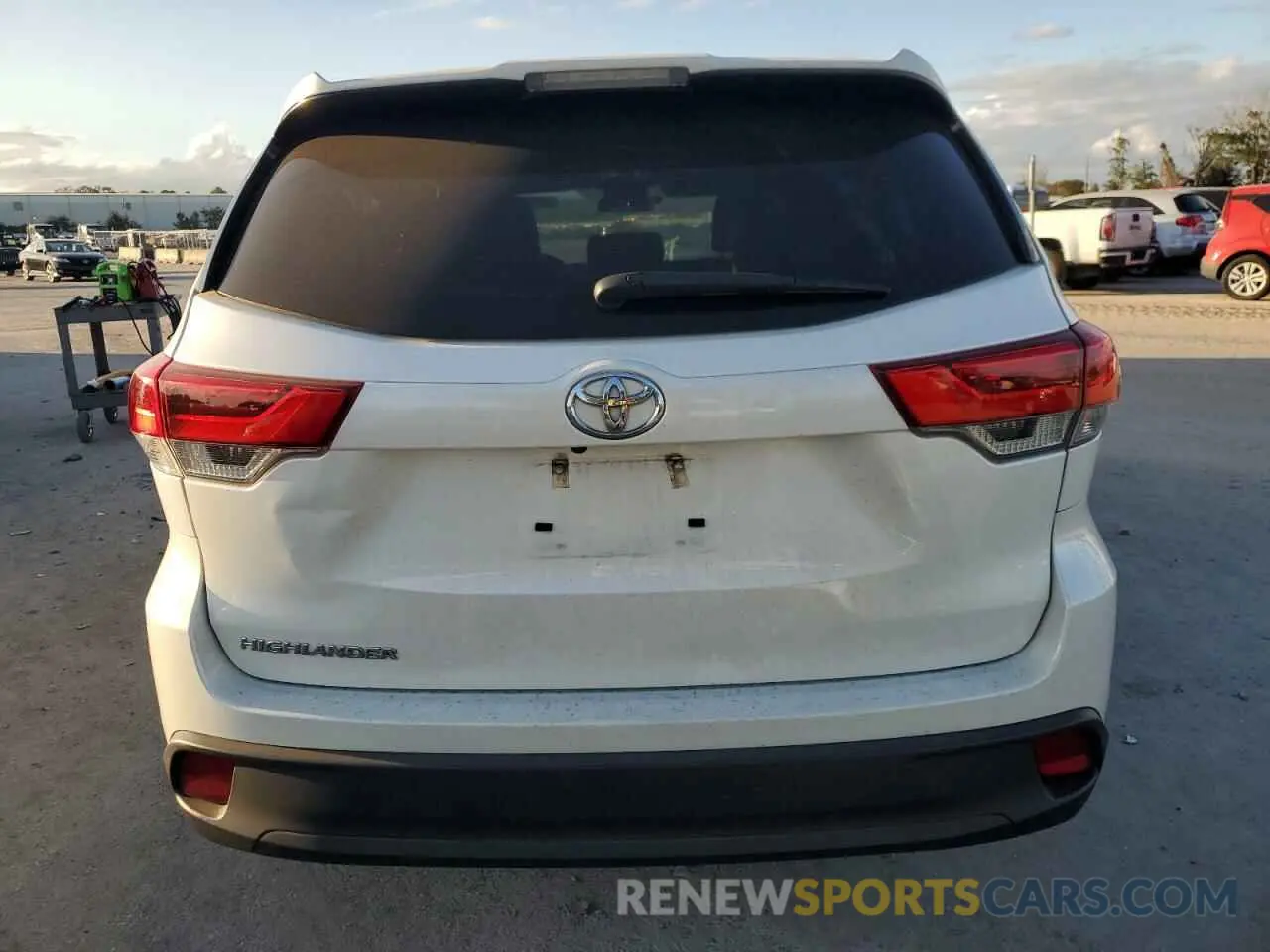6 fotografías del automóvil dañado 5TDZARFHXKS055075 TOYOTA HIGHLANDER 2019