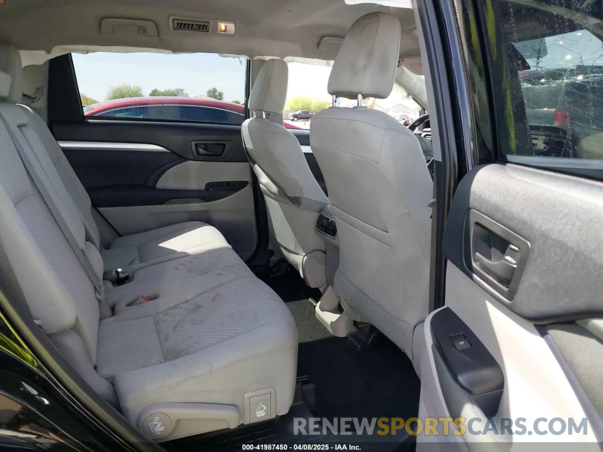 8 fotografías del automóvil dañado 5TDZZRFH0KS305514 TOYOTA HIGHLANDER 2019