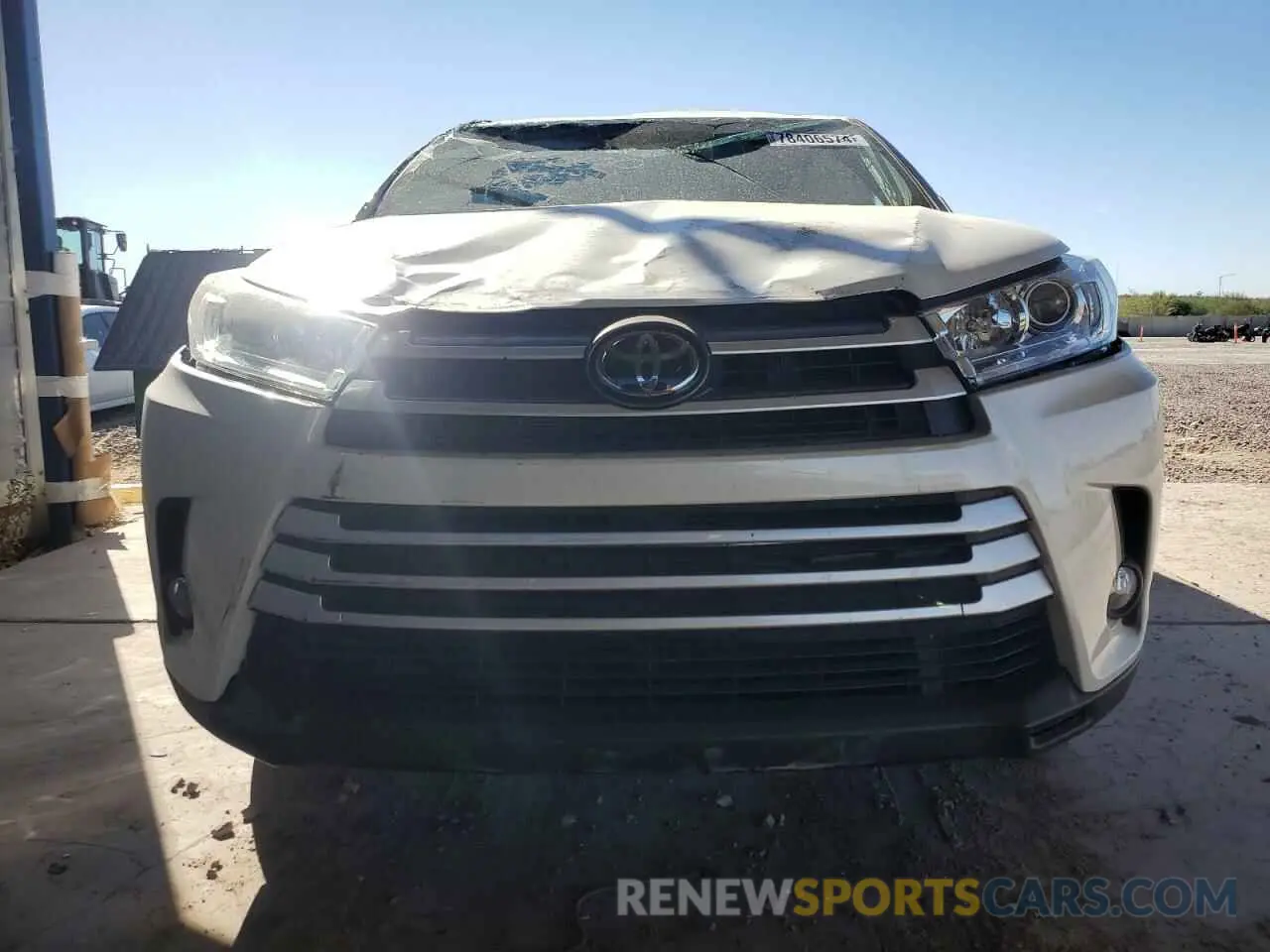 5 fotografías del automóvil dañado 5TDZZRFH0KS329439 TOYOTA HIGHLANDER 2019