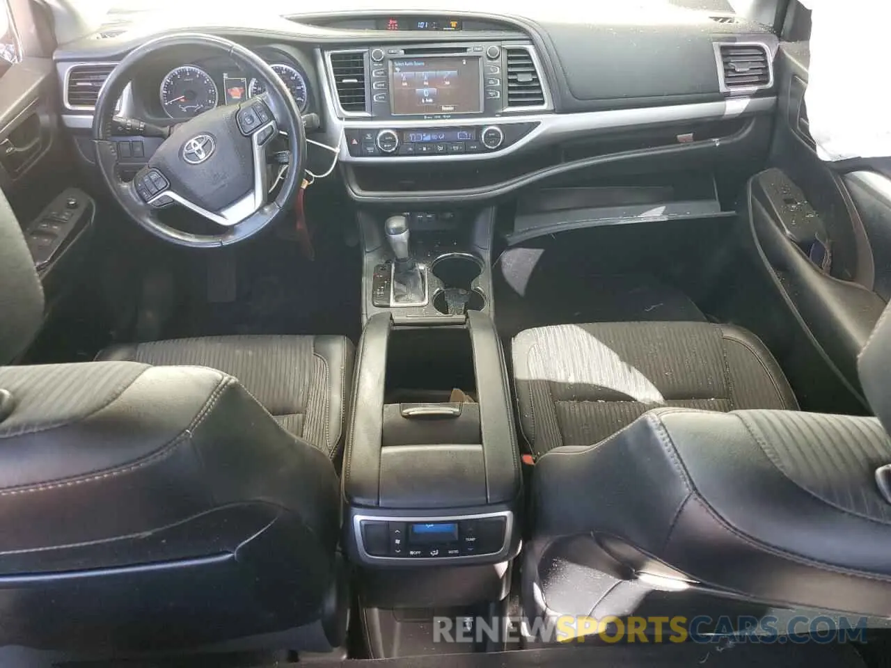8 fotografías del automóvil dañado 5TDZZRFH0KS329439 TOYOTA HIGHLANDER 2019