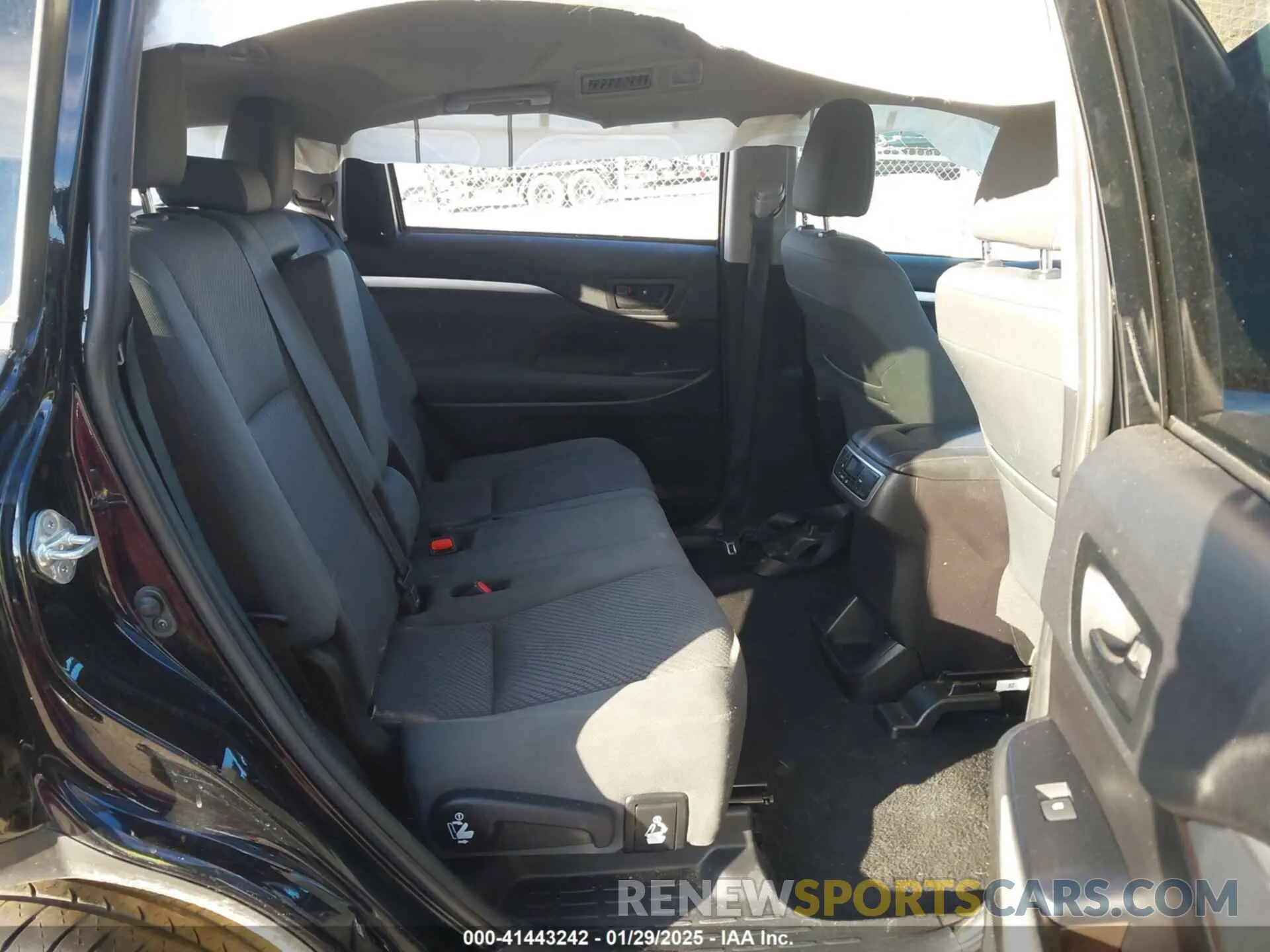 8 fotografías del automóvil dañado 5TDZZRFH0KS338531 TOYOTA HIGHLANDER 2019