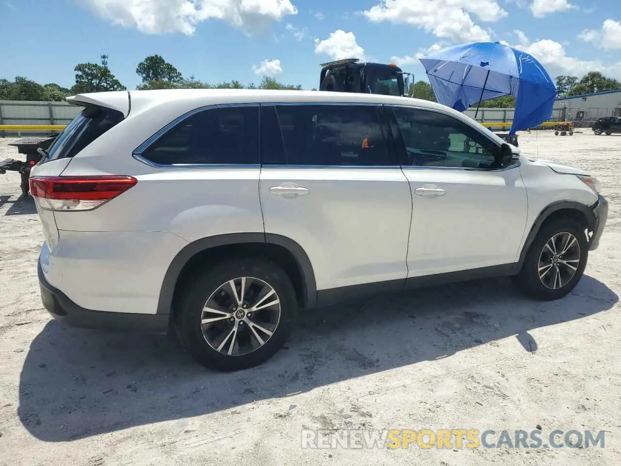 3 fotografías del automóvil dañado 5TDZZRFH0KS351070 TOYOTA HIGHLANDER 2019