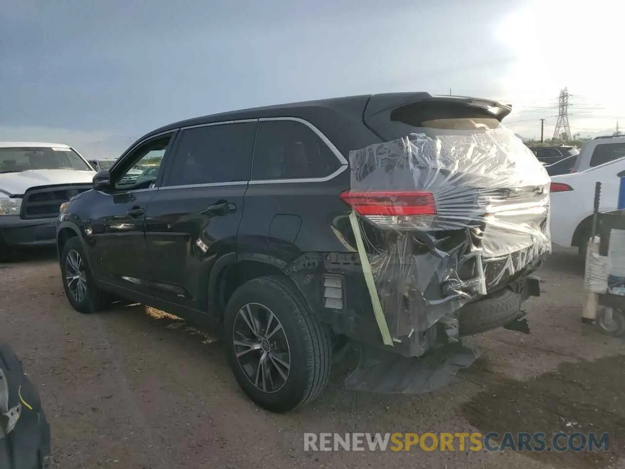 2 fotografías del automóvil dañado 5TDZZRFH1KS291963 TOYOTA HIGHLANDER 2019