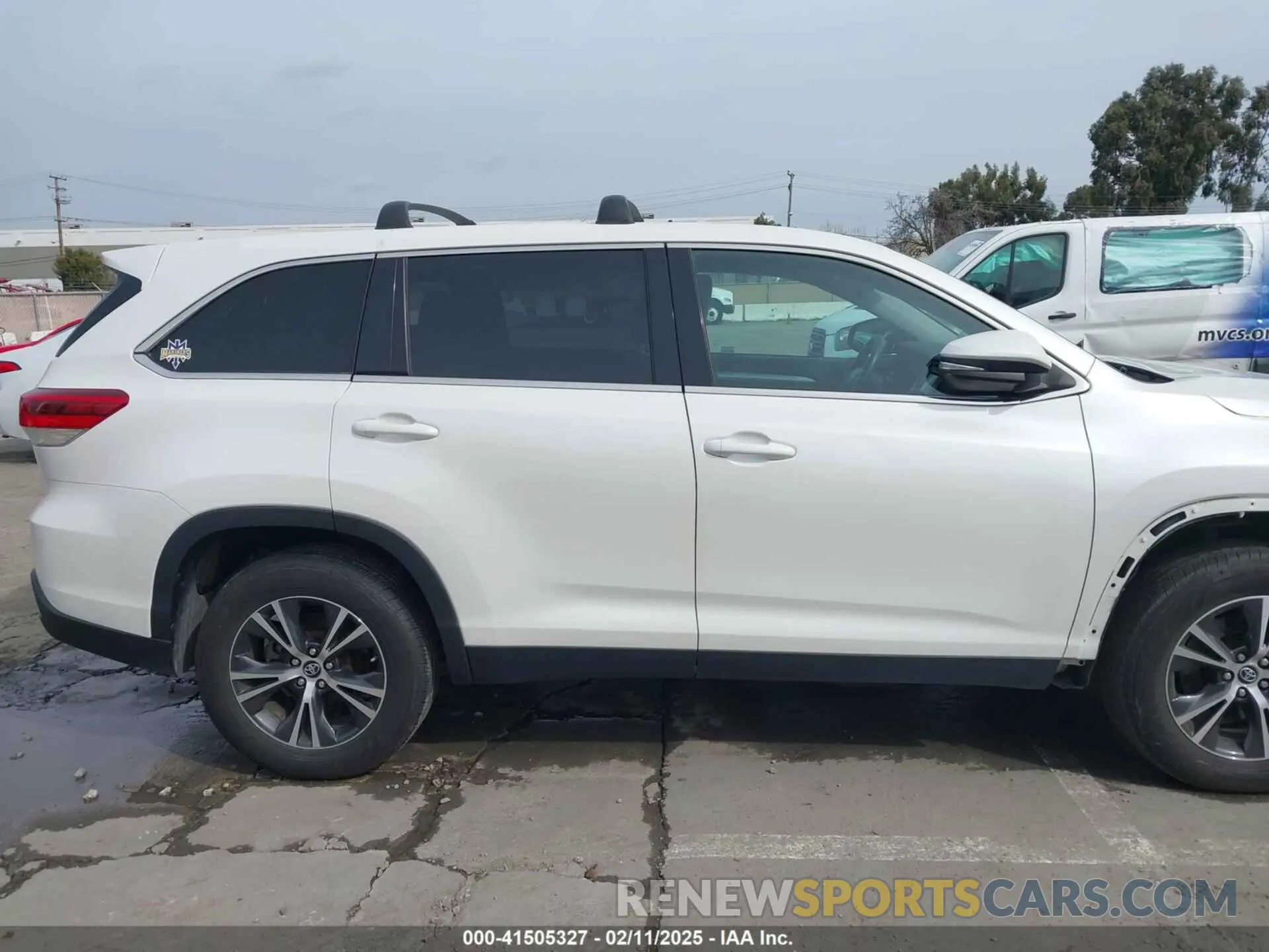 14 fotografías del automóvil dañado 5TDZZRFH1KS310236 TOYOTA HIGHLANDER 2019