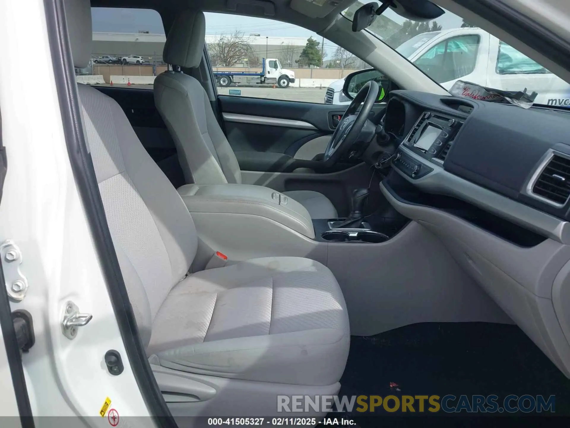 5 fotografías del automóvil dañado 5TDZZRFH1KS310236 TOYOTA HIGHLANDER 2019
