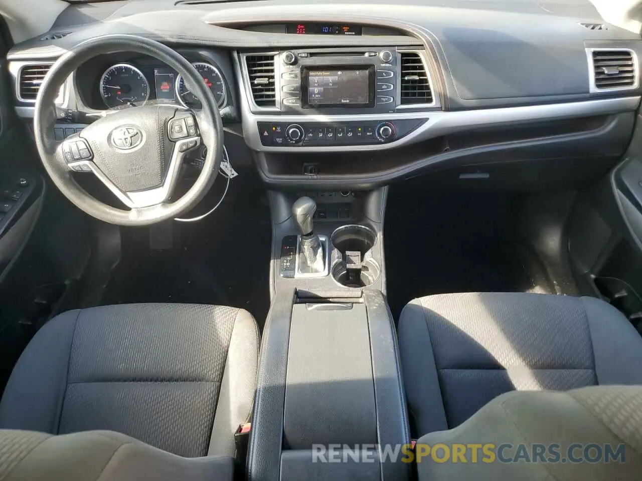 8 fotografías del automóvil dañado 5TDZZRFH2KS321147 TOYOTA HIGHLANDER 2019