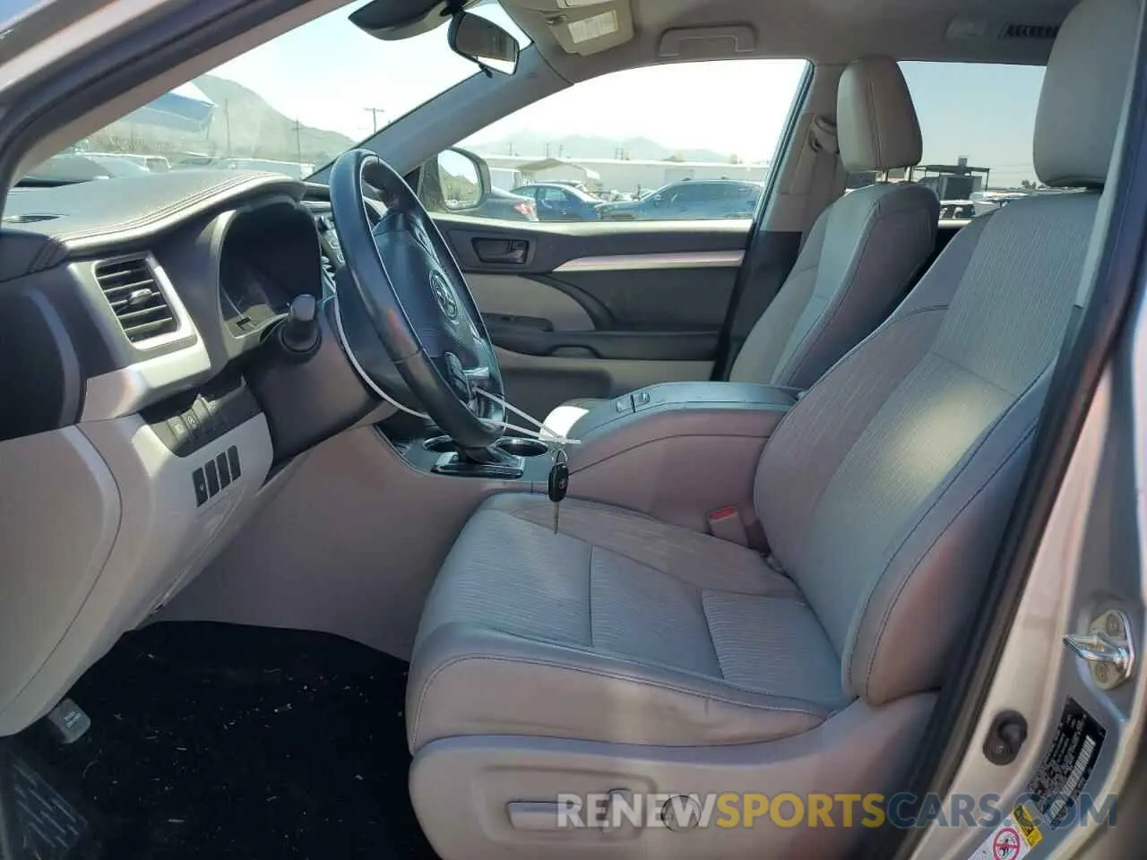 7 fotografías del automóvil dañado 5TDZZRFH4KS309002 TOYOTA HIGHLANDER 2019