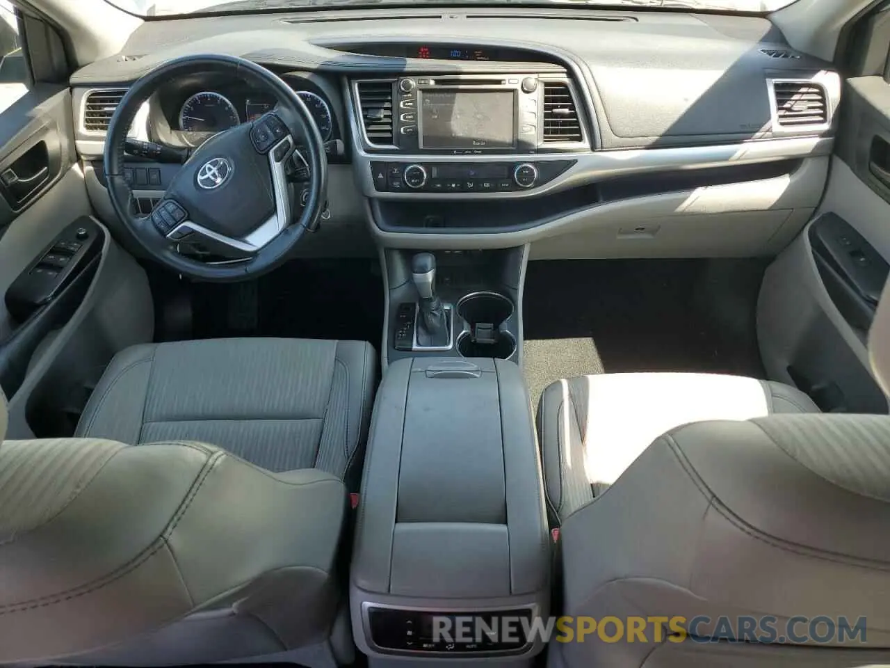 8 fotografías del automóvil dañado 5TDZZRFH4KS309002 TOYOTA HIGHLANDER 2019
