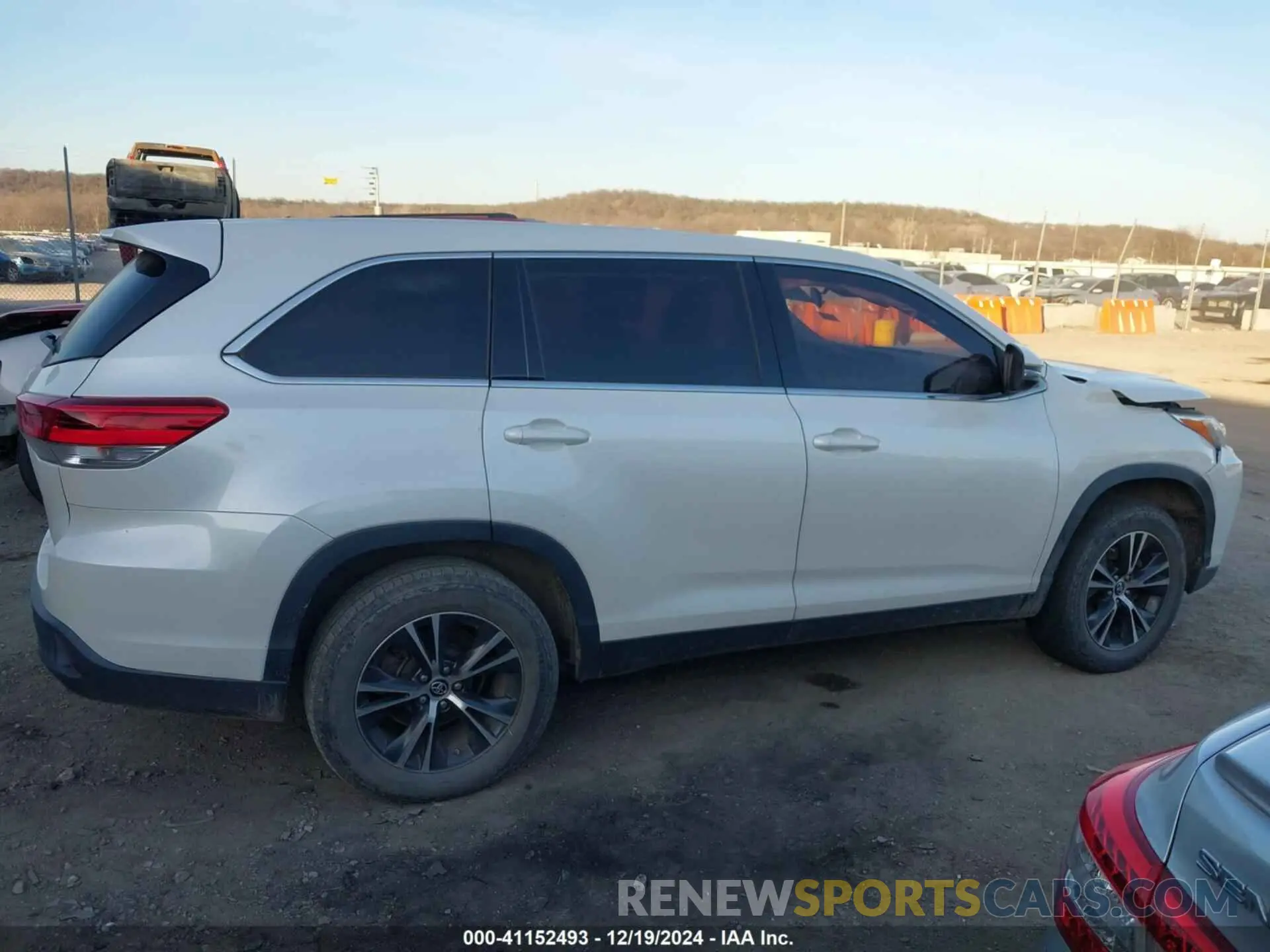 13 fotografías del automóvil dañado 5TDZZRFH4KS313051 TOYOTA HIGHLANDER 2019