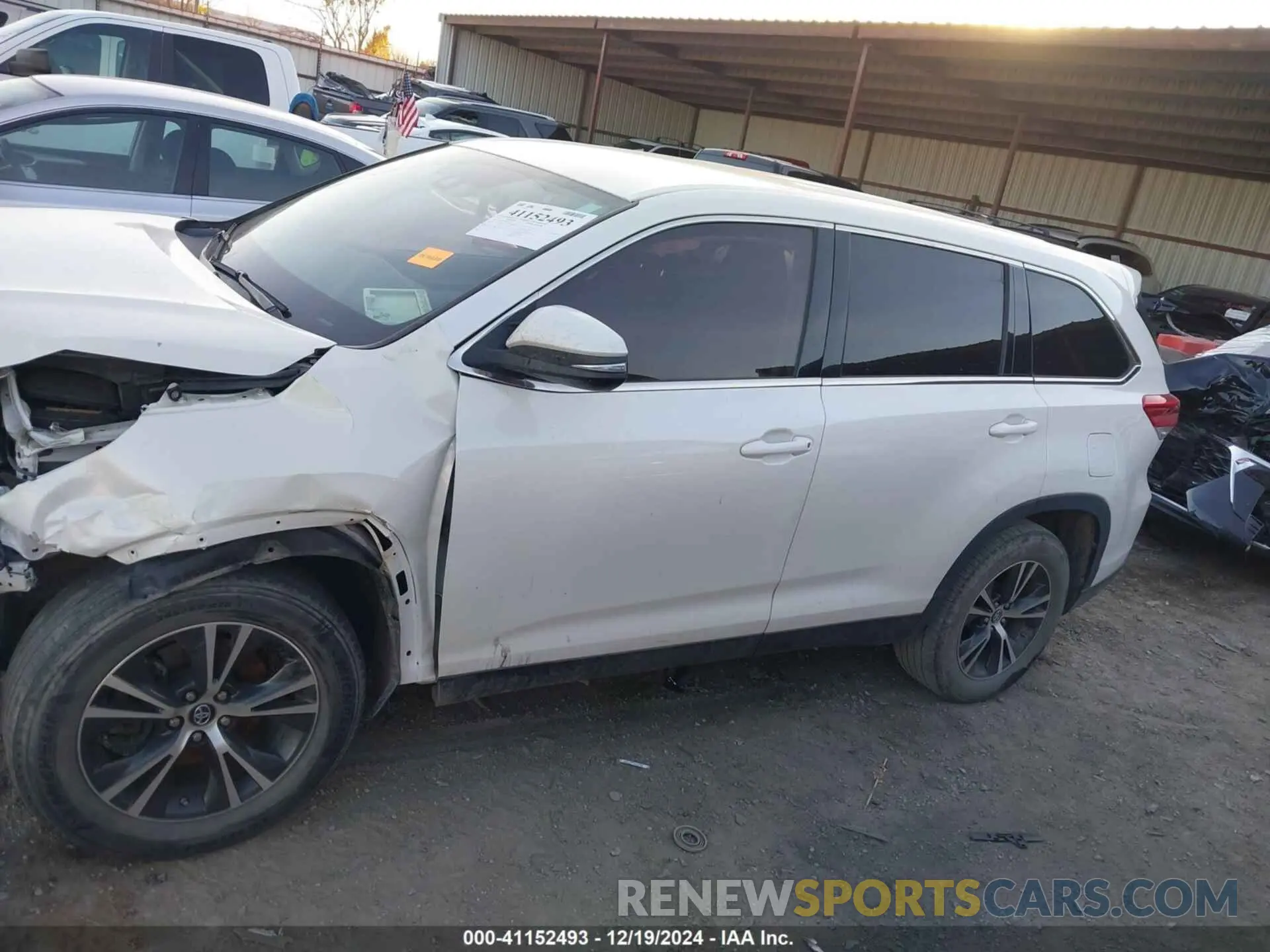 14 fotografías del automóvil dañado 5TDZZRFH4KS313051 TOYOTA HIGHLANDER 2019