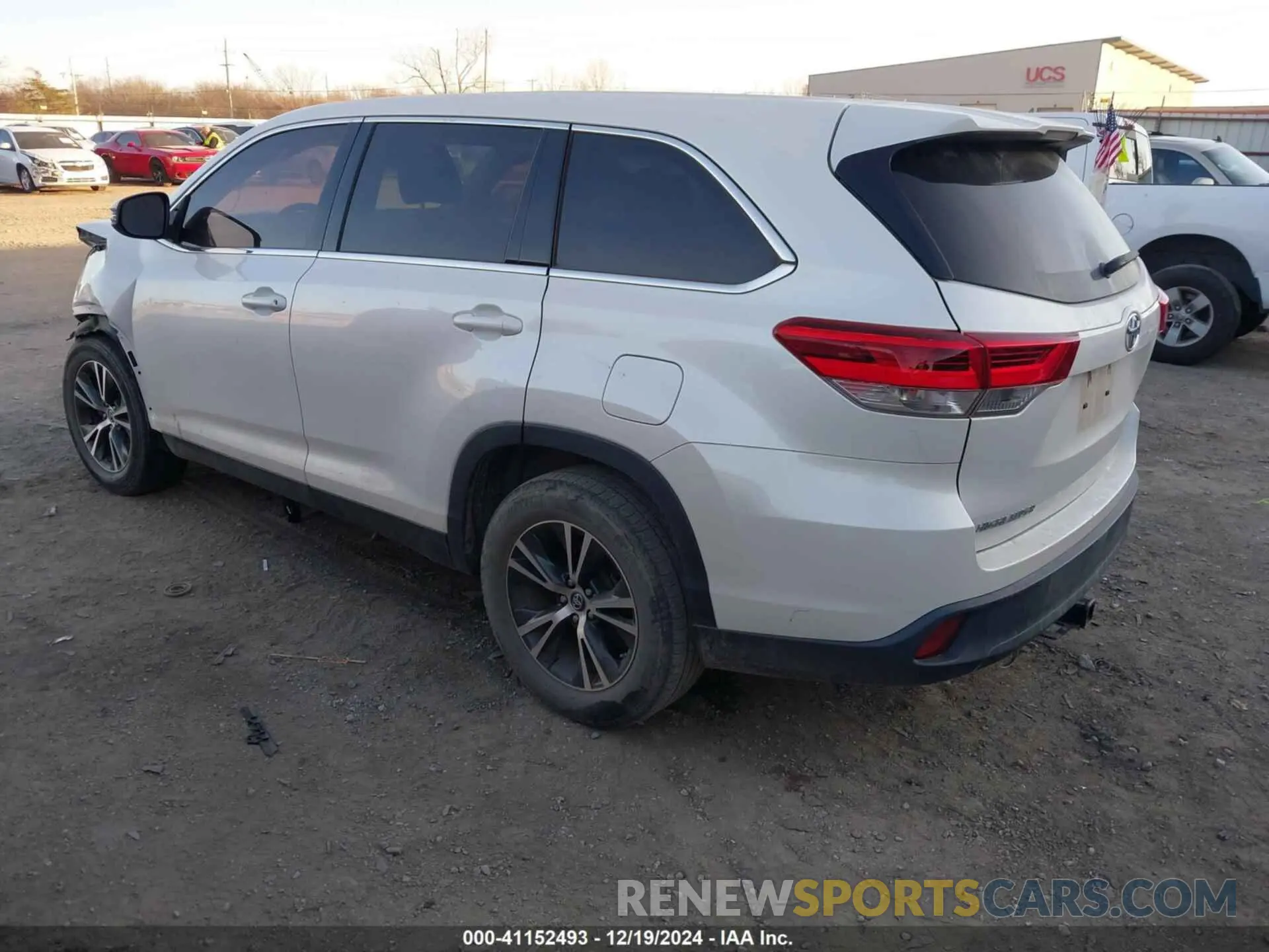 3 fotografías del automóvil dañado 5TDZZRFH4KS313051 TOYOTA HIGHLANDER 2019