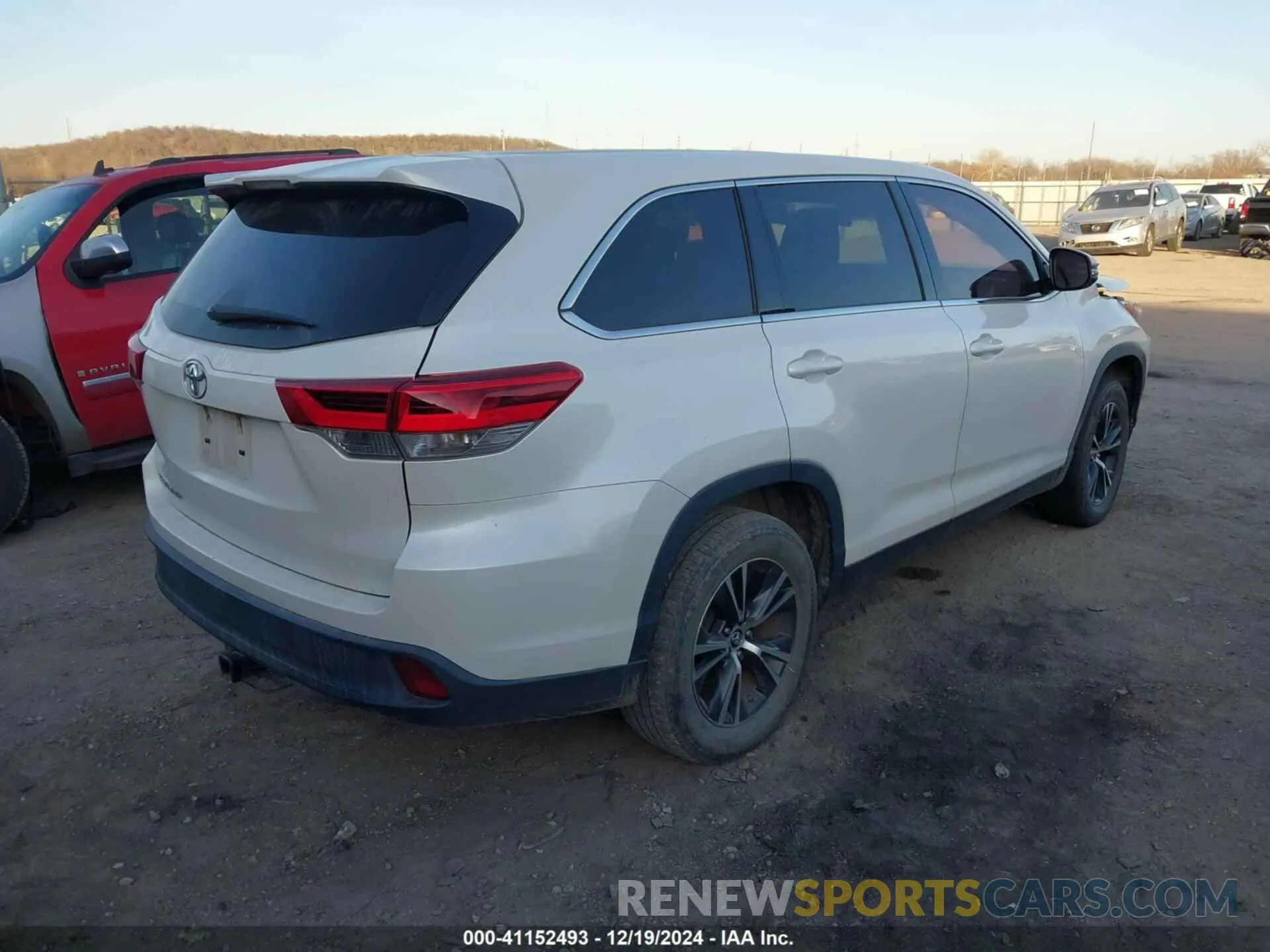 4 fotografías del automóvil dañado 5TDZZRFH4KS313051 TOYOTA HIGHLANDER 2019