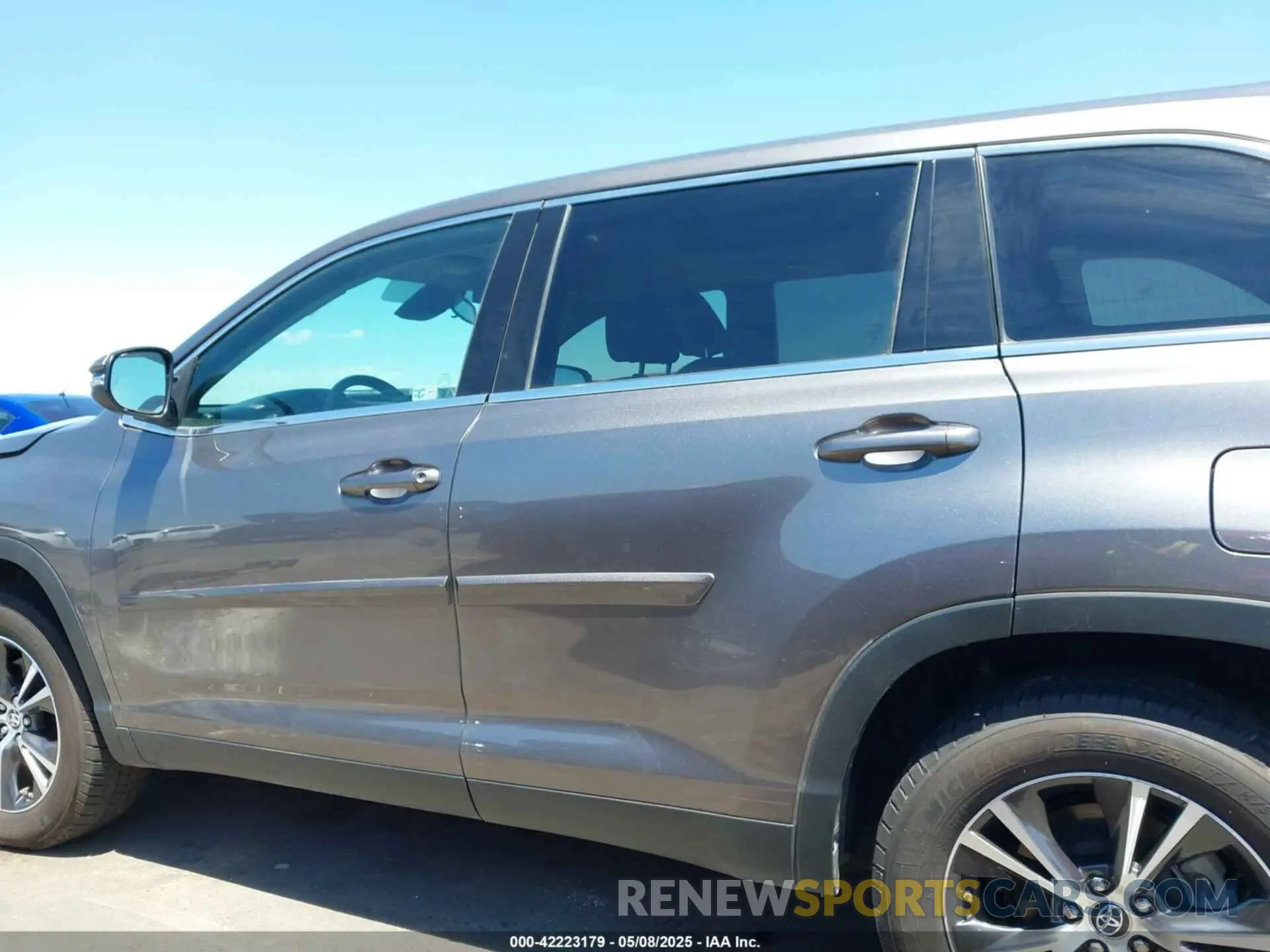 15 fotografías del automóvil dañado 5TDZZRFH4KS335955 TOYOTA HIGHLANDER 2019