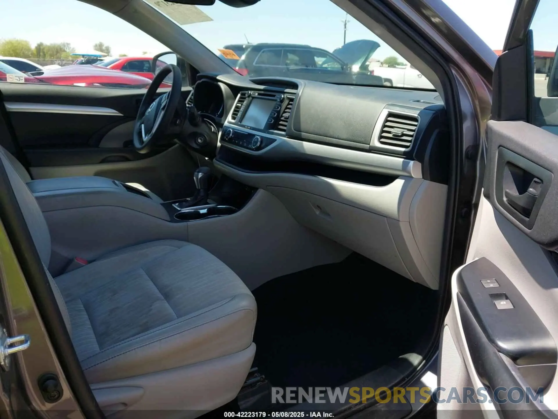 5 fotografías del automóvil dañado 5TDZZRFH4KS335955 TOYOTA HIGHLANDER 2019