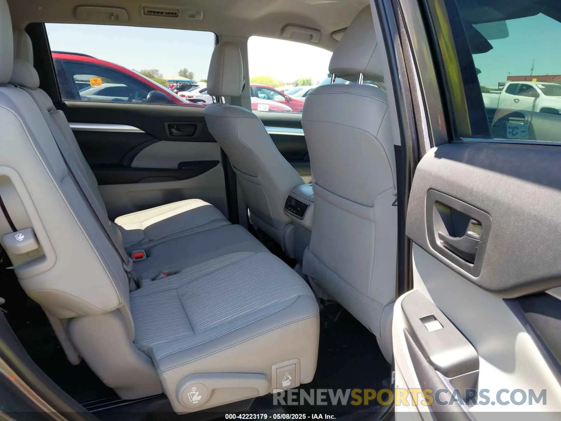 8 fotografías del automóvil dañado 5TDZZRFH4KS335955 TOYOTA HIGHLANDER 2019